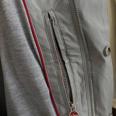 New#🟥Kiton 小翻领可收腰风衣夹克,这款夹克最大的亮点在于领子后面拼皮的设计,它又摇身一变成为一 New#🟥Kiton 小翻领可收腰风衣夹克,这款夹克最大的亮点在于领子后面拼皮的设计,它又摇身一变成为一