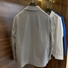 New#🟥Kiton 小翻领可收腰风衣夹克,这款夹克最大的亮点在于领子后面拼皮的设计,它又摇身一变成为一 New#🟥Kiton 小翻领可收腰风衣夹克,这款夹克最大的亮点在于领子后面拼皮的设计,它又摇身一变成为一