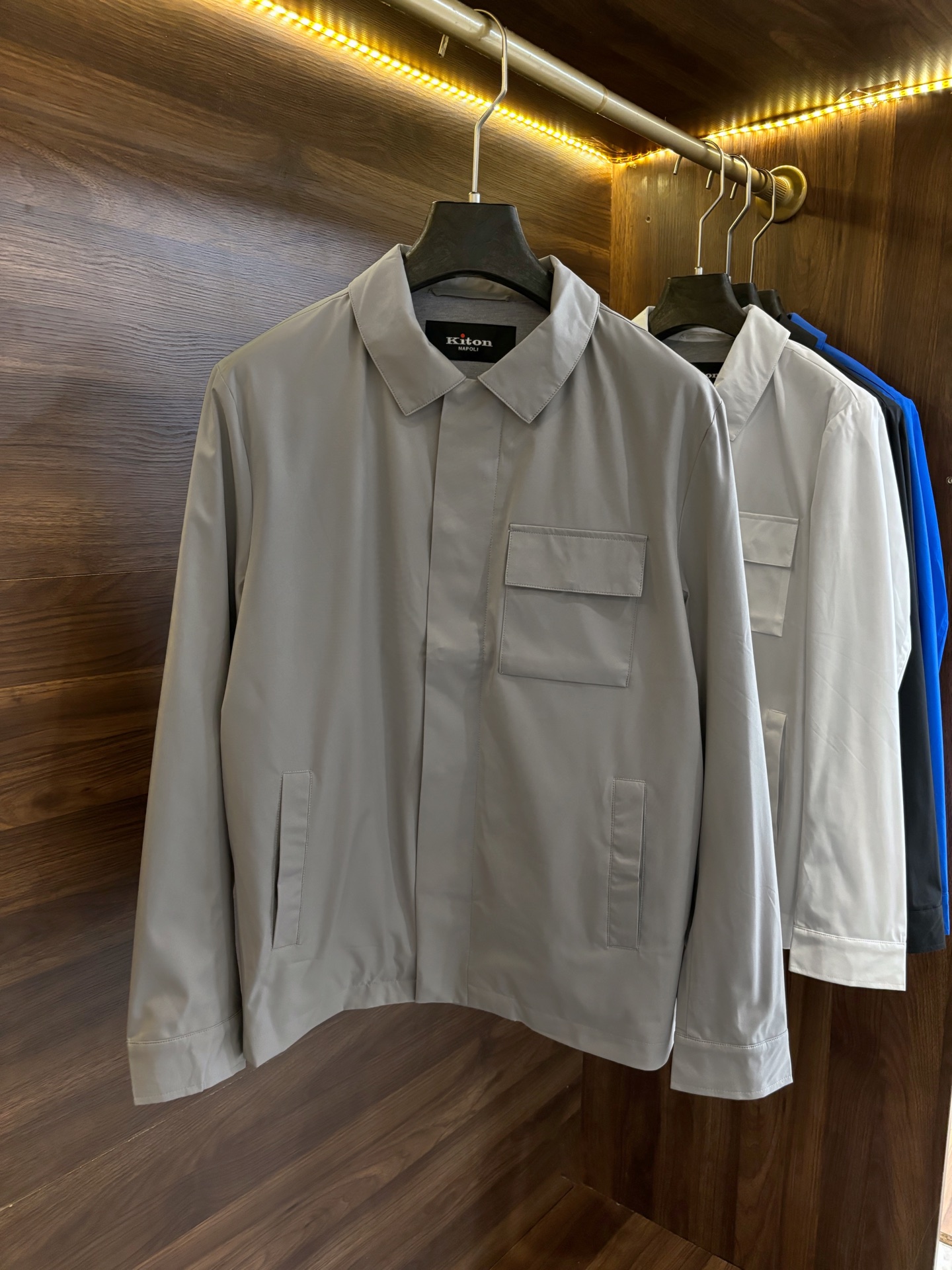 New#🟥Kiton 小翻领可收腰风衣夹克，这款夹克最大的亮点在于领子后面拼皮的设计，它又摇身一变成为一