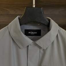 New#🟥Kiton 小翻领可收腰风衣夹克,这款夹克最大的亮点在于领子后面拼皮的设计,它又摇身一变成为一 New#🟥Kiton 小翻领可收腰风衣夹克,这款夹克最大的亮点在于领子后面拼皮的设计,它又摇身一变成为一