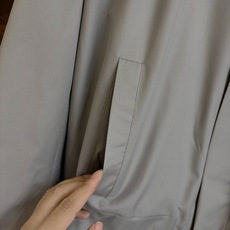 New#🟥Kiton 小翻领可收腰风衣夹克,这款夹克最大的亮点在于领子后面拼皮的设计,它又摇身一变成为一 New#🟥Kiton 小翻领可收腰风衣夹克,这款夹克最大的亮点在于领子后面拼皮的设计,它又摇身一变成为一