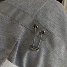 New#🟥Kiton 小翻领可收腰风衣夹克,这款夹克最大的亮点在于领子后面拼皮的设计,它又摇身一变成为一 New#🟥Kiton 小翻领可收腰风衣夹克,这款夹克最大的亮点在于领子后面拼皮的设计,它又摇身一变成为一
