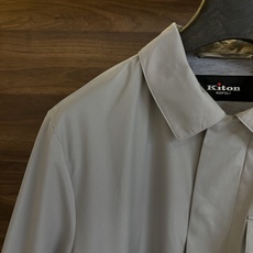 New#🟥Kiton 小翻领可收腰风衣夹克,这款夹克最大的亮点在于领子后面拼皮的设计,它又摇身一变成为一 New#🟥Kiton 小翻领可收腰风衣夹克,这款夹克最大的亮点在于领子后面拼皮的设计,它又摇身一变成为一