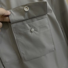 New#🟥Kiton 小翻领可收腰风衣夹克,这款夹克最大的亮点在于领子后面拼皮的设计,它又摇身一变成为一 New#🟥Kiton 小翻领可收腰风衣夹克,这款夹克最大的亮点在于领子后面拼皮的设计,它又摇身一变成为一