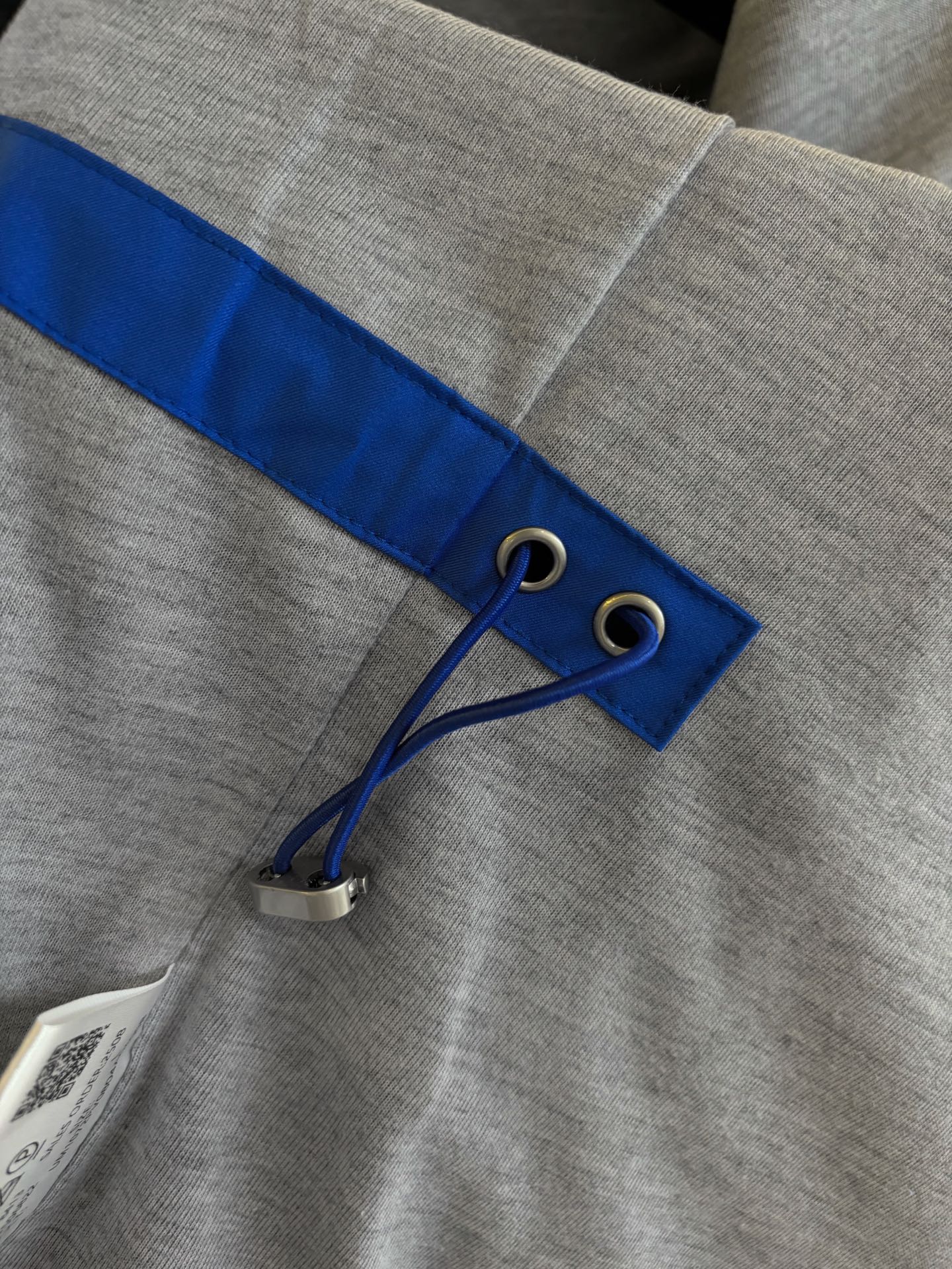New#🟥Kiton 小翻领可收腰风衣夹克，这款夹克最大的亮点在于领子后面拼皮的设计，它又摇身一变成为一