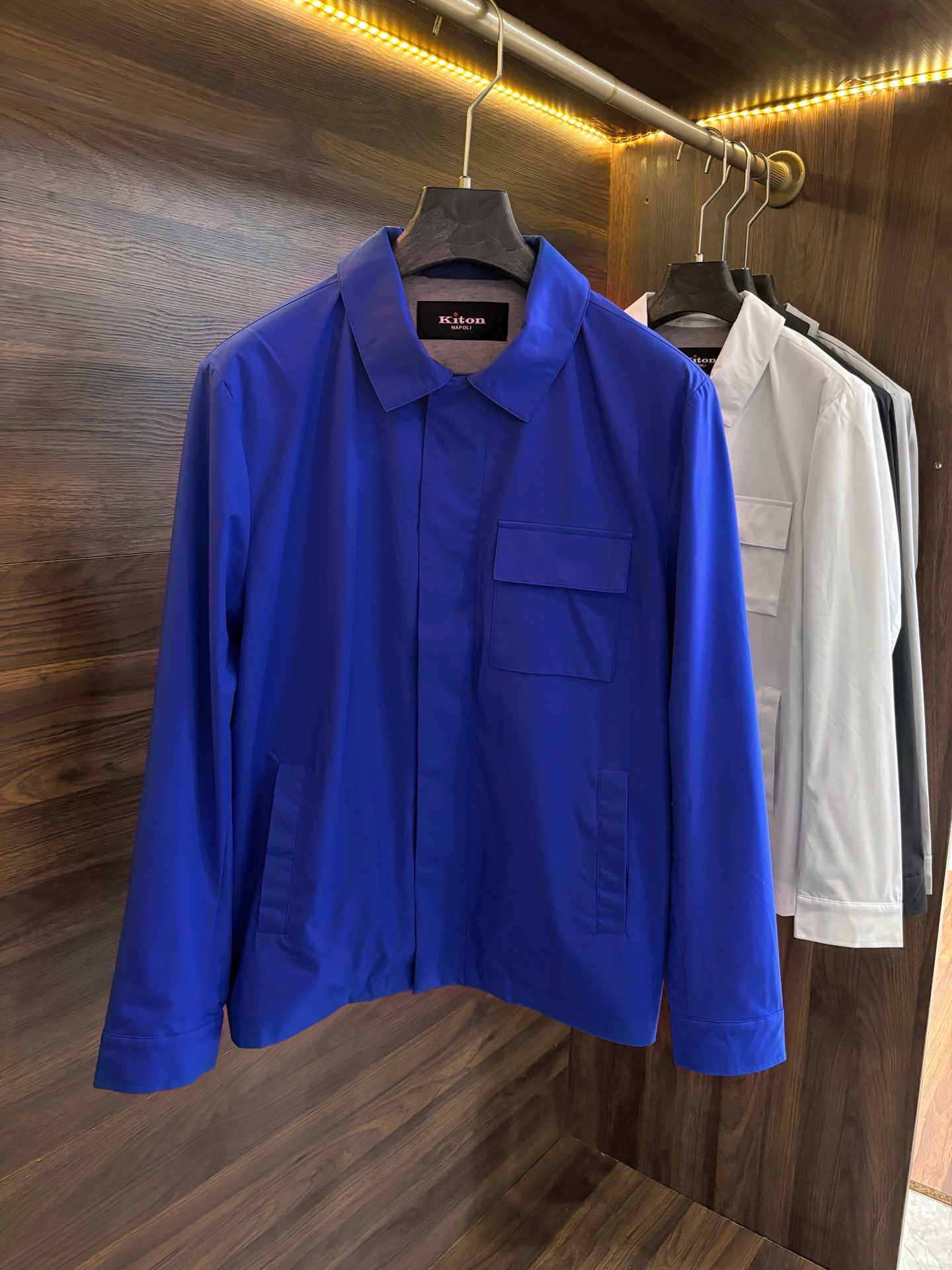 New#🟥Kiton 小翻领可收腰风衣夹克，这款夹克最大的亮点在于领子后面拼皮的设计，它又摇身一变成为一