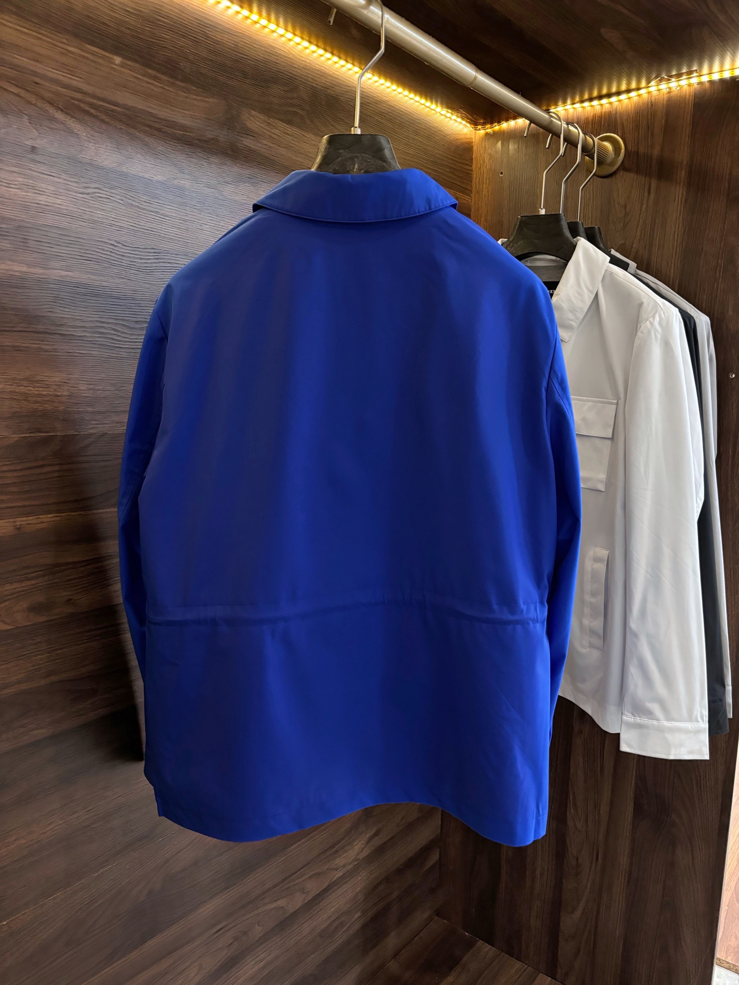New#🟥Kiton 小翻领可收腰风衣夹克，这款夹克最大的亮点在于领子后面拼皮的设计，它又摇身一变成为一