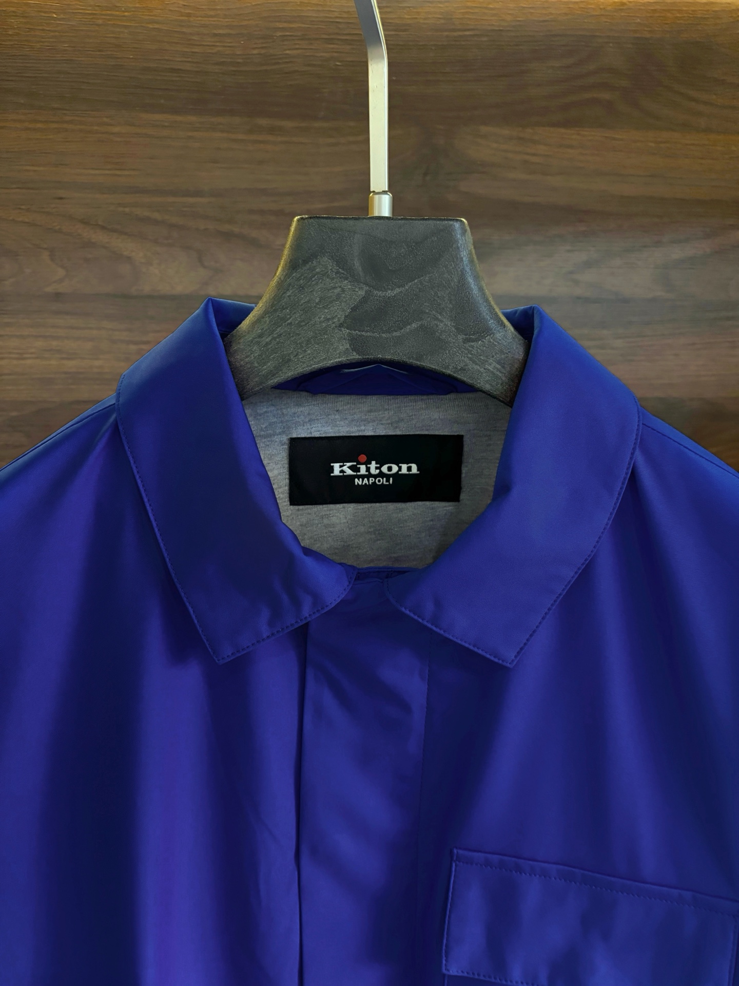 New#🟥Kiton 小翻领可收腰风衣夹克，这款夹克最大的亮点在于领子后面拼皮的设计，它又摇身一变成为一