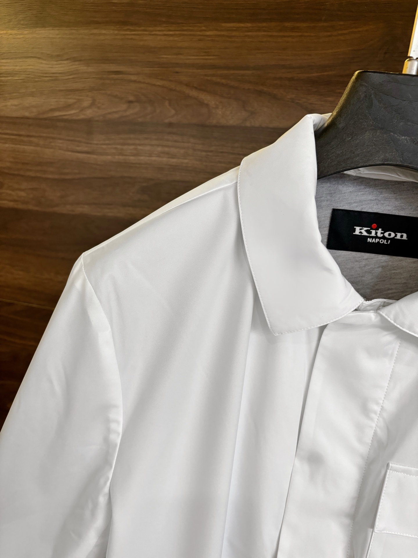 New#🟥Kiton 小翻领可收腰风衣夹克，这款夹克最大的亮点在于领子后面拼皮的设计，它又摇身一变成为一