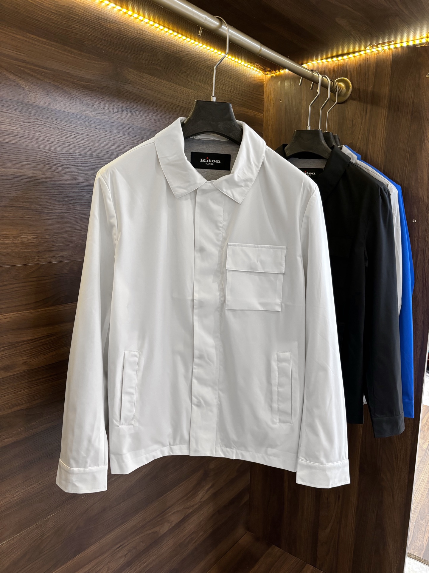 New#🟥Kiton 小翻领可收腰风衣夹克，这款夹克最大的亮点在于领子后面拼皮的设计，它又摇身一变成为一