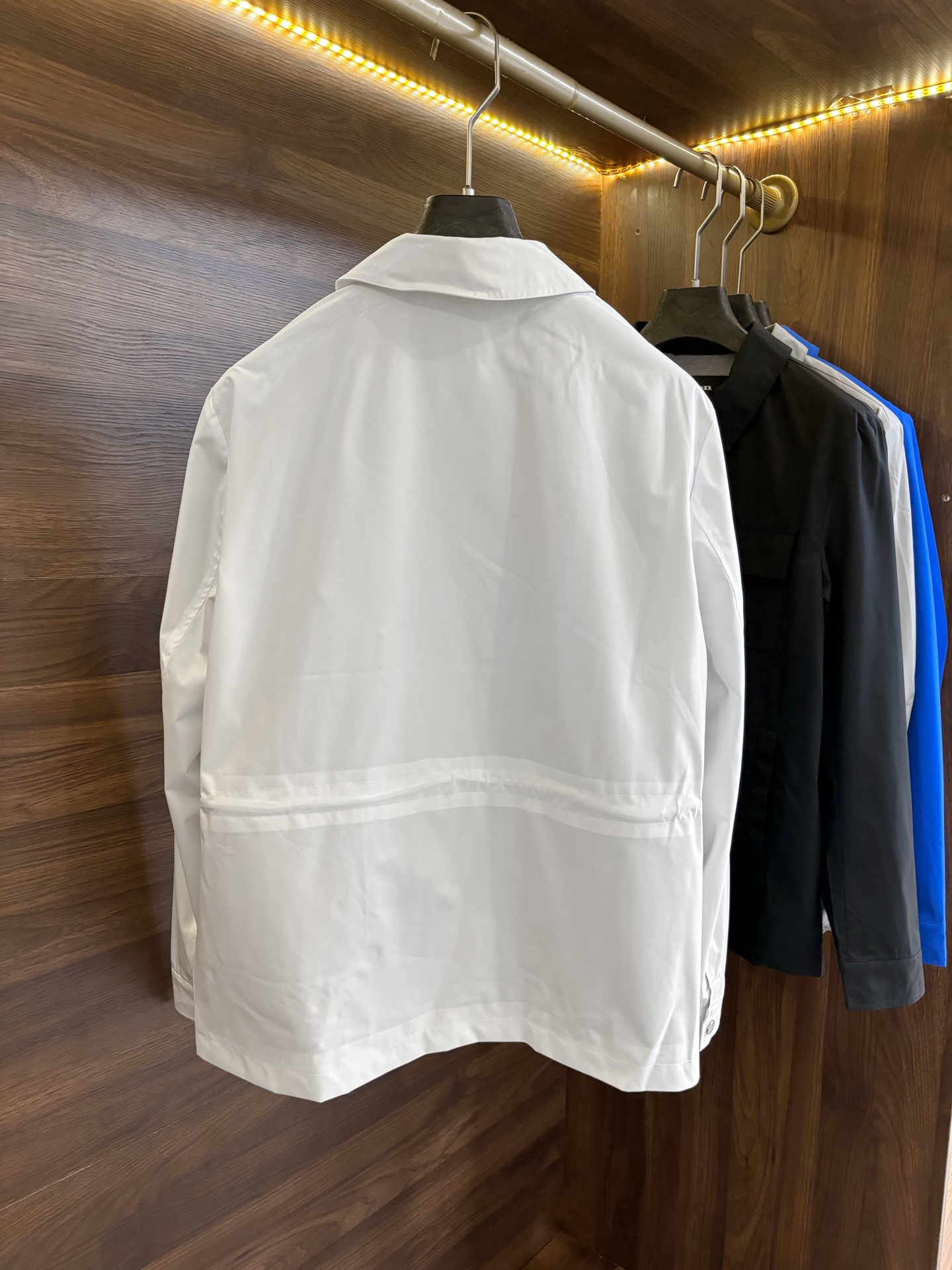 New#🟥Kiton 小翻领可收腰风衣夹克，这款夹克最大的亮点在于领子后面拼皮的设计，它又摇身一变成为一