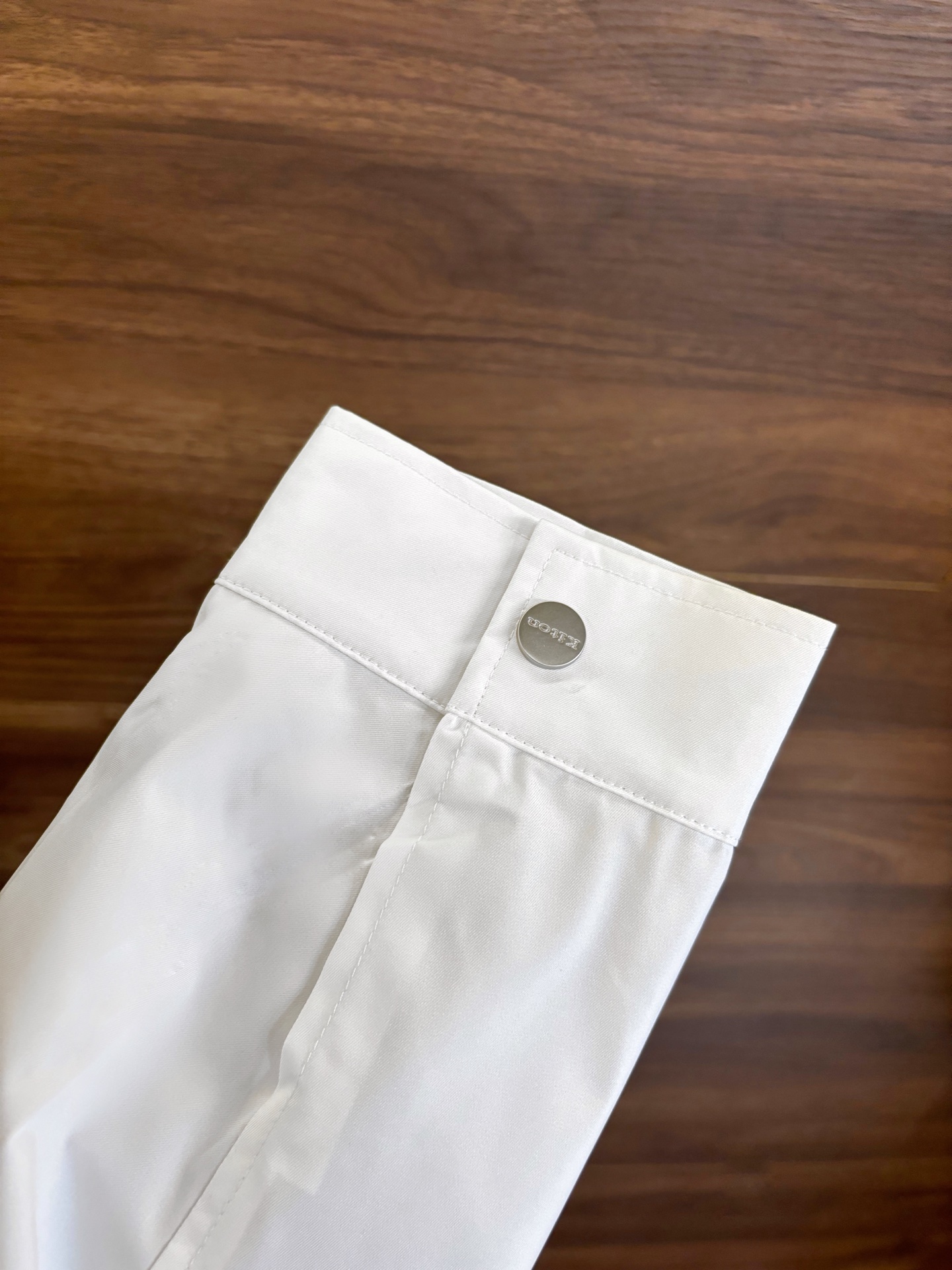 New#🟥Kiton 小翻领可收腰风衣夹克，这款夹克最大的亮点在于领子后面拼皮的设计，它又摇身一变成为一