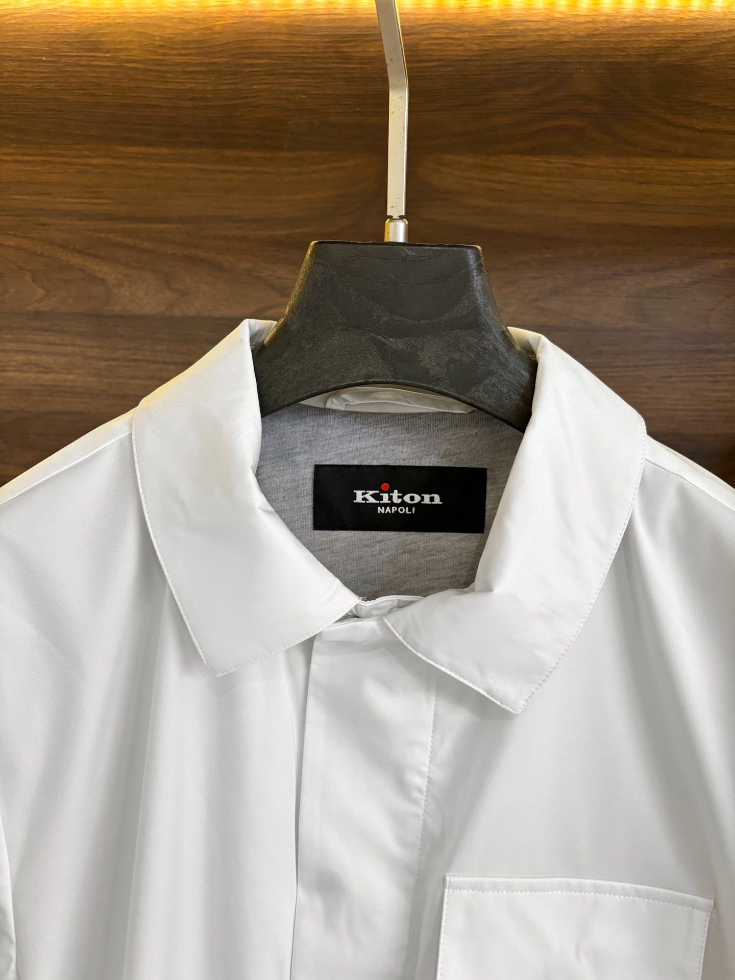 New#🟥Kiton 小翻领可收腰风衣夹克，这款夹克最大的亮点在于领子后面拼皮的设计，它又摇身一变成为一