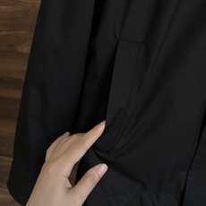 New#🟥Kiton 小翻领可收腰风衣夹克,这款夹克最大的亮点在于领子后面拼皮的设计,它又摇身一变成为一 New#🟥Kiton 小翻领可收腰风衣夹克,这款夹克最大的亮点在于领子后面拼皮的设计,它又摇身一变成为一