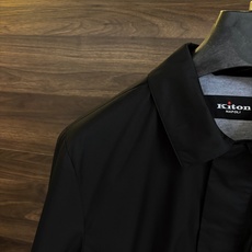 New#🟥Kiton 小翻领可收腰风衣夹克,这款夹克最大的亮点在于领子后面拼皮的设计,它又摇身一变成为一 New#🟥Kiton 小翻领可收腰风衣夹克,这款夹克最大的亮点在于领子后面拼皮的设计,它又摇身一变成为一