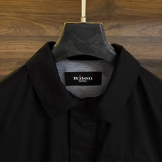 New#🟥Kiton 小翻领可收腰风衣夹克,这款夹克最大的亮点在于领子后面拼皮的设计,它又摇身一变成为一 New#🟥Kiton 小翻领可收腰风衣夹克,这款夹克最大的亮点在于领子后面拼皮的设计,它又摇身一变成为一