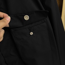 New#🟥Kiton 小翻领可收腰风衣夹克,这款夹克最大的亮点在于领子后面拼皮的设计,它又摇身一变成为一 New#🟥Kiton 小翻领可收腰风衣夹克,这款夹克最大的亮点在于领子后面拼皮的设计,它又摇身一变成为一
