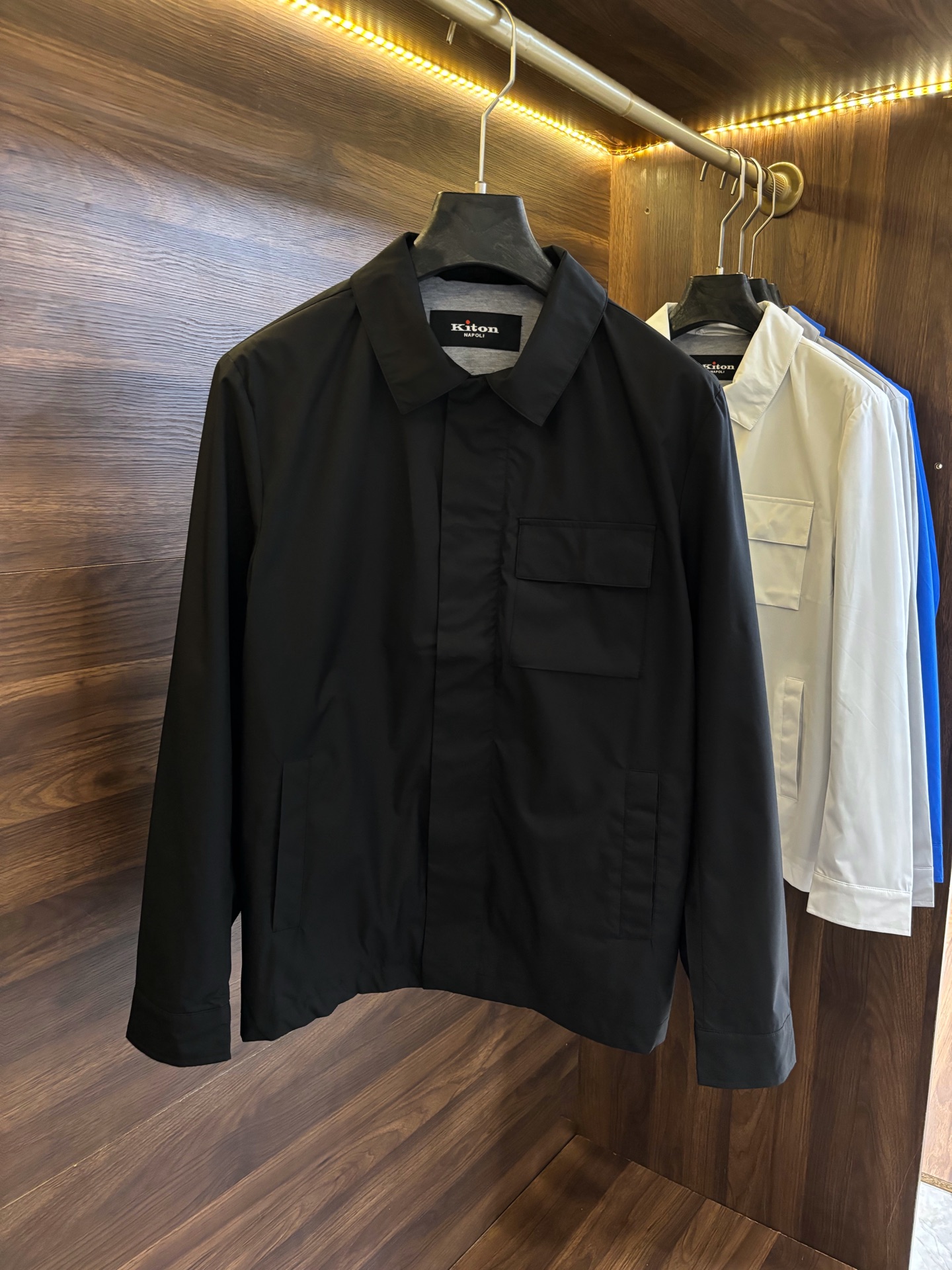 New#🟥Kiton 小翻领可收腰风衣夹克，这款夹克最大的亮点在于领子后面拼皮的设计，它又摇身一变成为一