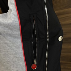 New#🟥Kiton 小翻领可收腰风衣夹克,这款夹克最大的亮点在于领子后面拼皮的设计,它又摇身一变成为一 New#🟥Kiton 小翻领可收腰风衣夹克,这款夹克最大的亮点在于领子后面拼皮的设计,它又摇身一变成为一