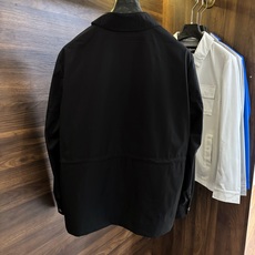 New#🟥Kiton 小翻领可收腰风衣夹克,这款夹克最大的亮点在于领子后面拼皮的设计,它又摇身一变成为一 New#🟥Kiton 小翻领可收腰风衣夹克,这款夹克最大的亮点在于领子后面拼皮的设计,它又摇身一变成为一
