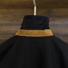 New#🟥Kiton 小翻领可收腰风衣夹克,这款夹克最大的亮点在于领子后面拼皮的设计,它又摇身一变成为一 New#🟥Kiton 小翻领可收腰风衣夹克,这款夹克最大的亮点在于领子后面拼皮的设计,它又摇身一变成为一