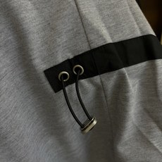 New#🟥Kiton 小翻领可收腰风衣夹克,这款夹克最大的亮点在于领子后面拼皮的设计,它又摇身一变成为一 New#🟥Kiton 小翻领可收腰风衣夹克,这款夹克最大的亮点在于领子后面拼皮的设计,它又摇身一变成为一