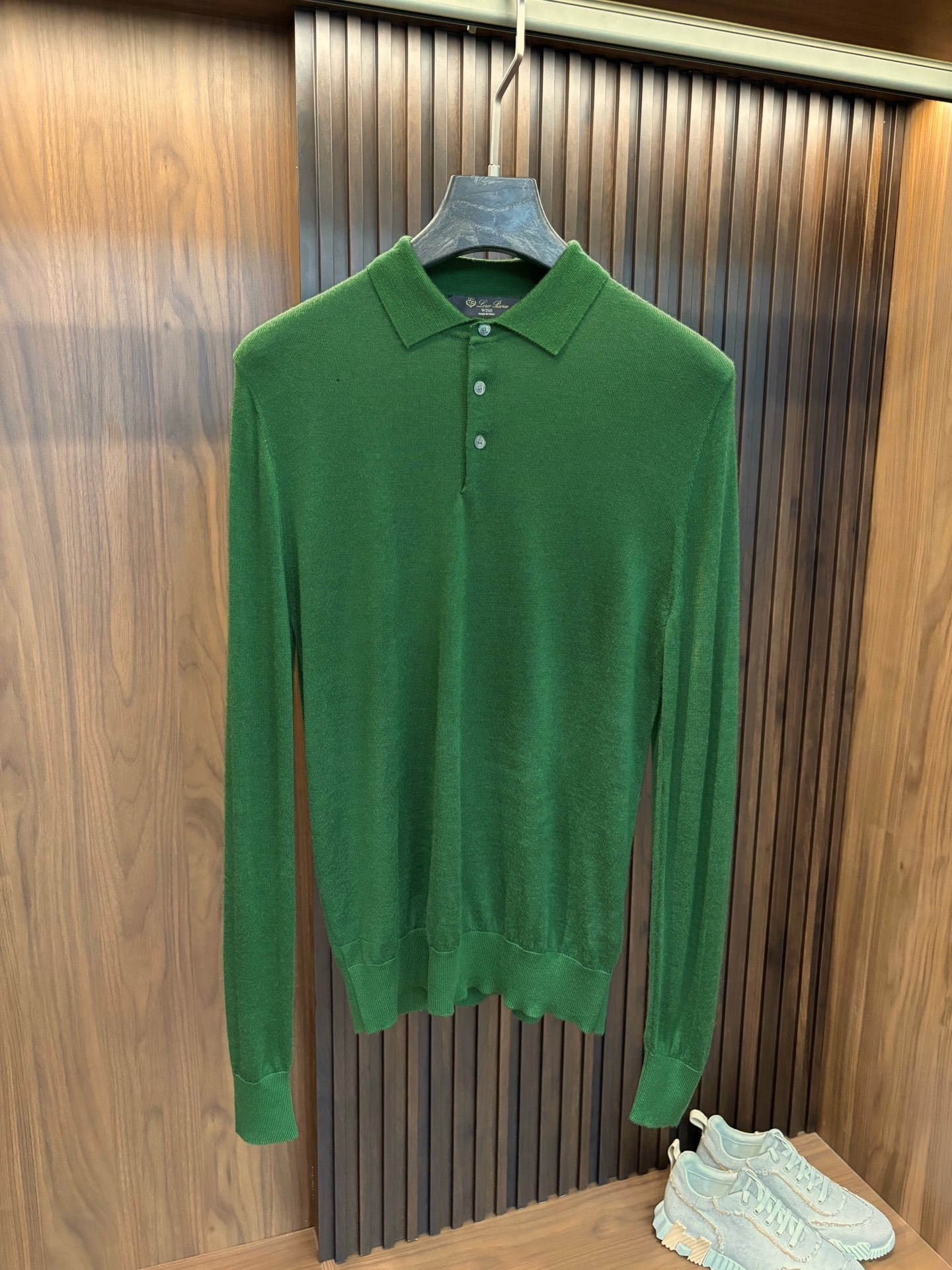 NO:524764,New# LP lapel wool sweater, weaves the charm of time with delicate fiber, telling eternal elegance in every stitch. In the field of high-end knitted clothing for men, this wool sweater is the master of the brand's exquisite craftsmanship and excellent quality. It has a selection of high-quality wool raw materials, which feels soft and silky, gently fits the skin like a cloud, giving the body the ultimate care. Its excellent warmth performance can lock you in the cold season and resist the bitter cold, but will not make you feel bloated or restrained.  The classic Polo collar design is simple but elegant, and the details of the three-button add a bit of exquisiteness. The tailoring of the clothes is unique, modifying the figure, allowing every wearer to show a tall figure. Whether it is a business trip or a casual party, it can be easily controlled, showing the unique ability and charm of men!  Color black green red blue khaki code number M-4XL (48-58), loro piano, alexander wang19860909New# LP 翻领羊毛衫,用细腻纤维编织时光韵味,于一针一线间,诉说永恒优雅,在男士高端针织服饰领域,这款羊毛衫更是品牌精湛工艺与卓越品质的集大成者. 精选上乘羊毛原料,触感柔软丝滑,如同云朵般轻柔地贴合肌肤,给予身体极致的呵护.其出色的保暖性能,能在寒冷的季节为您锁住温暖,抵御凛冽寒意,却又不会让您感到丝毫的臃肿与束缚. 经典的Polo领设计,简约而不失优雅,三粒扣的细节增添了几分精致感.衣服的剪裁堪称一绝,修饰身形,让每一位穿着者都能展现出挺拔的身姿.无论是商务出行还是休闲聚会,都能轻松驾驭,展现出男士独有的干练与魅力！ 颜色黑色 绿色 红色 蓝色 卡其 码数M-4XL（48-58）,,loro piana,alexander wang,Men's clothing