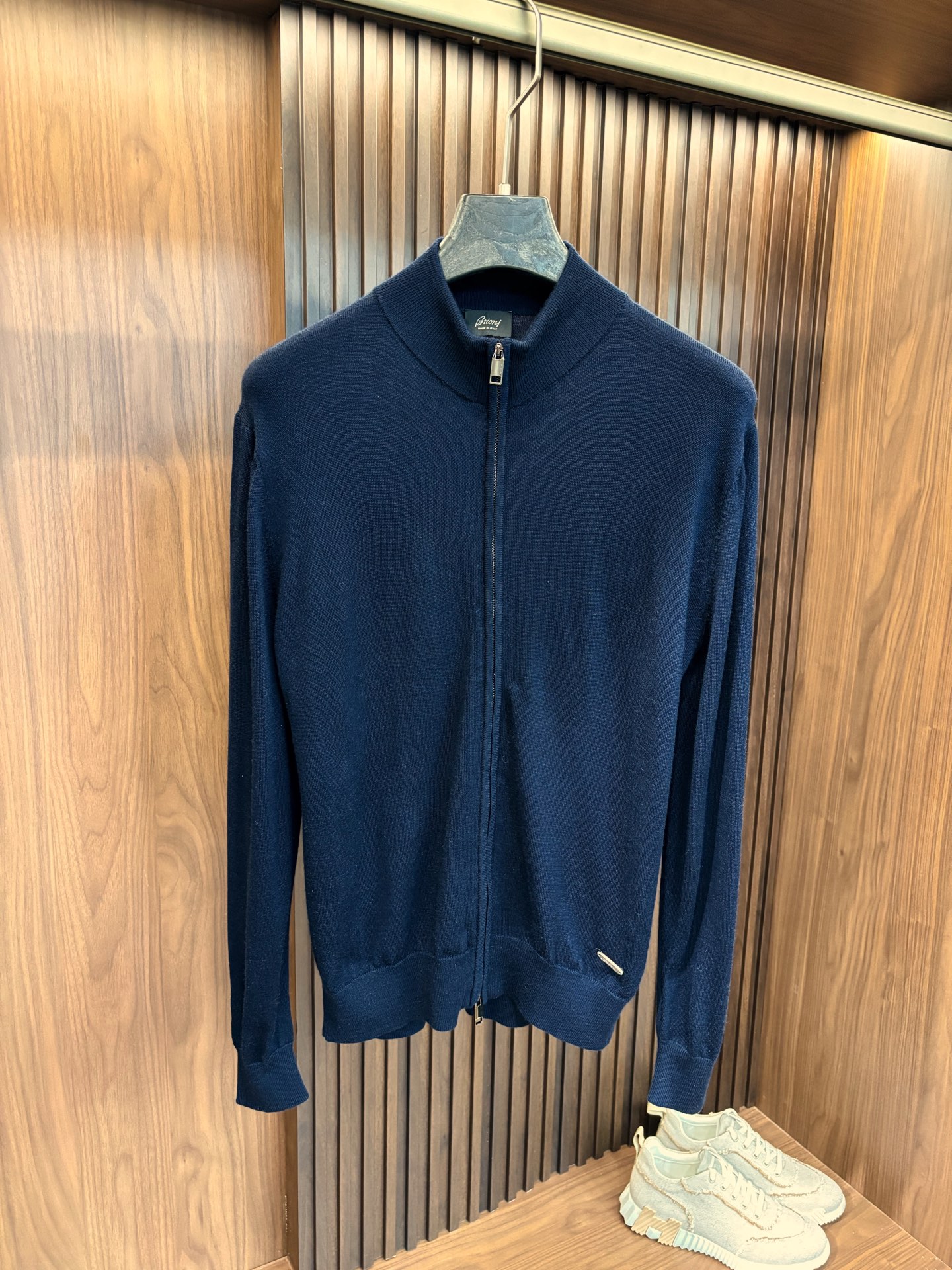 NO:524749,New# brioni new model is coming!  Wool men's fully zippered cardigan sweater jacket, refreshing and capable small stand-alone collar design, and unique weaving technology make the texture show subtle changes in light and darkness under the light, low-key and yet stylish, inadvertently showing your extraordinary taste. Paired with tight textures to create a thick stand-alone collar, naturally bringing out a straight and straight-up not to show flesh or fat; coupled with exquisite metal textured zipper head decoration, it is full of high-quality details, the overall style is simple and generous, casual and versatile. The upper body is stylish and stylish, and can be worn as a jacket, solid-color shirt or T-shirt inside, and a coat and down jacket outside is OK, and business and casual can be easily dealt with. You can wear it with a full of trendy gentlemanly style at will!  The thickness is just right, it has good warmth, and the feel is extremely soft and comfortable. It has no sense of thorn when worn close to the body, and the drape is also excellent. It can't be pilled for a long time without deforming it!  Color blue gray Number of code M-4XL (48-58), Jackets & coats,sweaters,shirts,tees,t-shirt,down jacket,alexander wang19860909New# brioni 新款来袭！羊毛男士全拉链开衫毛衣外套,清爽干练的小立领设计,独特的编织工艺,让纹理在光线下呈现出微妙的明暗变化,低调又不失格调,不经意间彰显你的不凡品味. 搭配紧密的纹理打造出厚实的立领,自然收出挺拔的着不显肉不显肥；再配上精美金属质感拉链头装饰,满满高品质细节感,整体风格简单大方,休闲百搭.上身有型有格调,可当外套穿着,内搭纯色衬衫或者T恤都很好看,外搭大衣羽绒服也OK,商务休闲皆可轻松应对,随意搭配都能穿出满满的新潮绅士风！ 厚度刚刚好,保暖性很好,手感极致柔软舒适,贴身穿着也毫无扎感,垂坠感也超赞,久穿久洗不起球不变形！ 颜色蓝色 灰色 码数M-4XL (48-58）,,jackets & coats,sweaters,shirts,tees，t-shirt,down jacket,alexander wang,Men's clothing