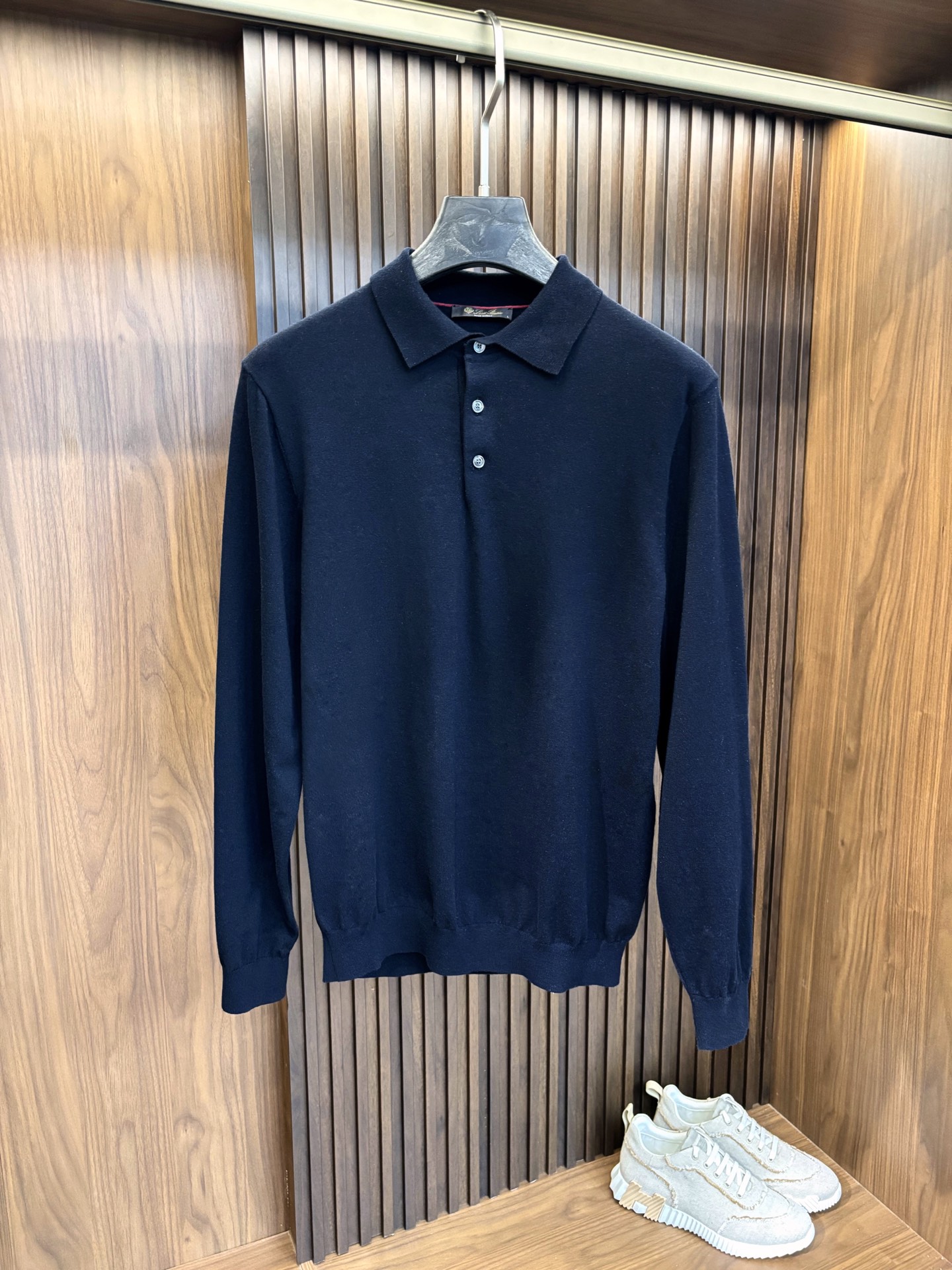 NO:524753,New# LP Men's high-end dress~ Fine cotton knitted Polo shirt, this high-end cotton knitted Polo shirt is a delicate fusion of luxurious texture and practical aesthetics. The selected high-quality cotton yarn is created by the brand's iconic exquisite knitting process. It has a delicate and smooth touch, and is as comfortable and skin-friendly as the second layer of skin. It not only retains the breathability and ease of cotton, but also gives it a light luxury texture due to the knitted texture. The classic Polo collar design is matched with exquisite buttons, simple and elegant. The neat tailoring and decent style can be easily controlled whether it is a business occasion with suit pants or casual jeans. It shows the unique ability and charm of men!  Color white blue code number M-4XL (48-58), loro piana, jeans, business suit, alexander wang19860909New# LP 男士高级着装~精细棉纱针织Polo衫,这款高级棉纱针织Polo衫,是奢华质感与实用美学的精妙融合.精选优质棉纱,经由品牌标志性的精湛针织工艺打造,触感细腻柔滑,如第二层肌肤般舒适亲肤,既保留了棉的透气随性,又因针织纹理赋予其轻奢质感. 经典Polo领设计搭配精致纽扣,简约中透着优雅格调；利落的剪裁与得体的版型,无论是商务场合搭配西装裤,还是休闲时刻配搭牛仔裤,都能轻松驾驭.展现出男士独有的干练与魅力！ 颜色白色 蓝色 码数M-4XL（48-58）,,loro piana,jeans,business suit,alexander wang,Men's clothing