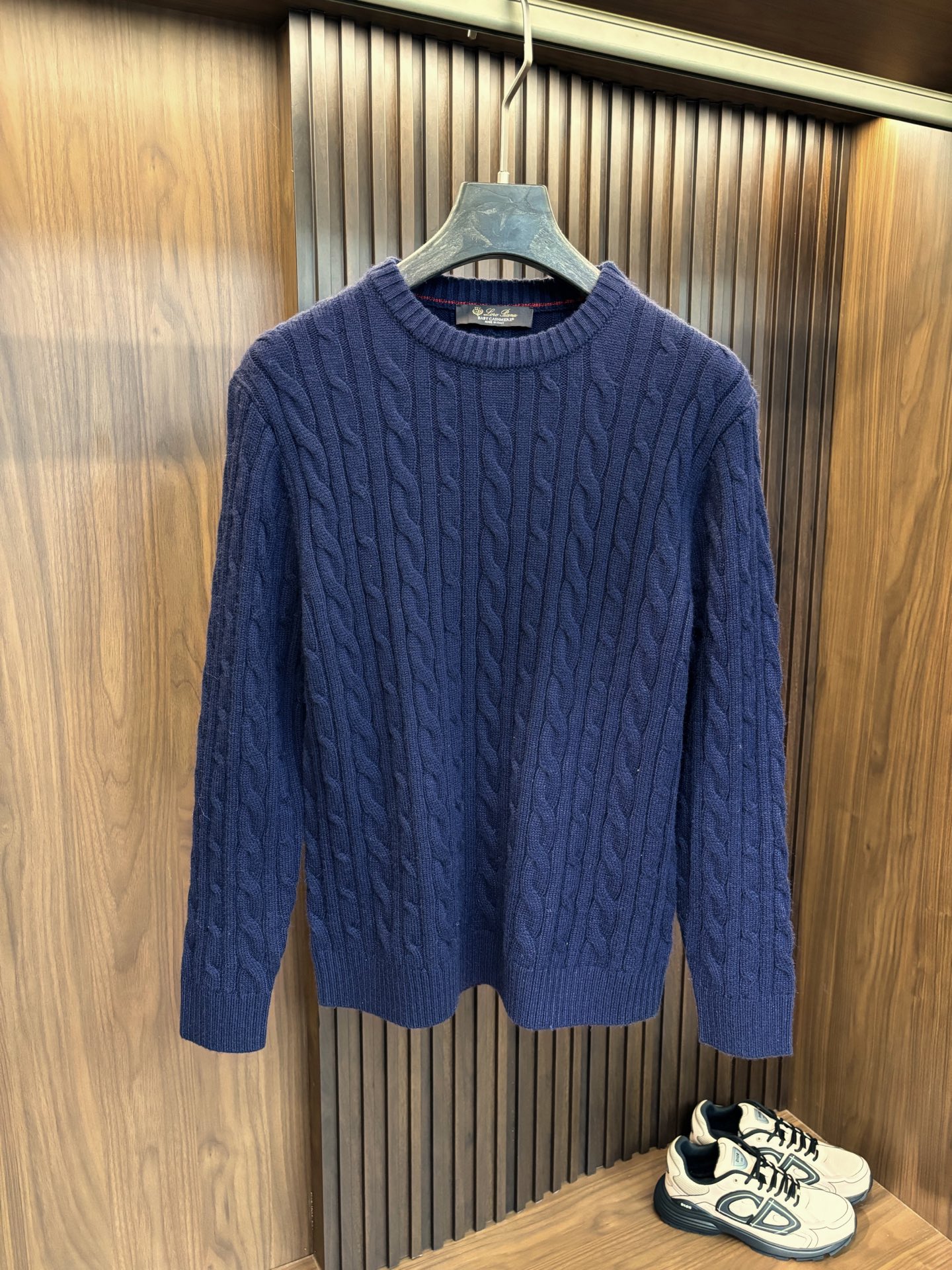 NO:524759,New# LP classic braid weave retro blended cashmere yarn cashmere sweater, exploring the fashion retro trend, LP home presents you a unique cashmere sweater. This one uses classic braid weaving, each needle and thread are carefully woven, presenting a unique three-dimensional texture, adding an extraordinary texture to your daily outfit. The use of blended cashmere yarn not only improves the warmth of the clothes, but also gives it a soft and comfortable touch, ensuring that you can also feel warm and care in the cold season. It also reflects LP home’s exquisite pursuit of details. This cashmere sweater can perfectly integrate into your various occasions and become an indispensable classic in your wardrobe.  It is a tribute to the perfect combination of traditional craftsmanship and modern design. It will accompany you through every warm and fashionable moment. It adds a hint of dignity and confidence to your casual business life!  Color blue green Number of code M-4XL (48-58), loro piano, alexander wang19860909New# LP 经典麻花辫织法复古混纺羊绒纱线羊绒衫,探索时尚的复古潮流,LP家为您呈现一款独具匠心的羊绒衫.这款采用了经典的麻花辫织法,每一针每一线都精心编织,呈现出独特的立体纹理,为您的日常穿搭增添一抹不凡的质感. 混纺羊绒纱线的使用,不仅提升了衣物的保暖性能,更赋予了它柔软舒适的触感,确保您在寒冷季节也能感受到温暖与呵护. 同时也体现了LP家对细节的精致追求.这款羊绒衫都能完美融入您的各种场合,成为您衣橱中不可或缺的经典之作. 是对传统工艺与现代设计完美结合的致敬,它将陪伴您度过每一个温馨而时尚的时刻.为您的休闲商务生活增添一抹尊贵与自信！ 颜色蓝色 绿色 码数M-4XL（48-58）,,loro piana,alexander wang,Men's clothing