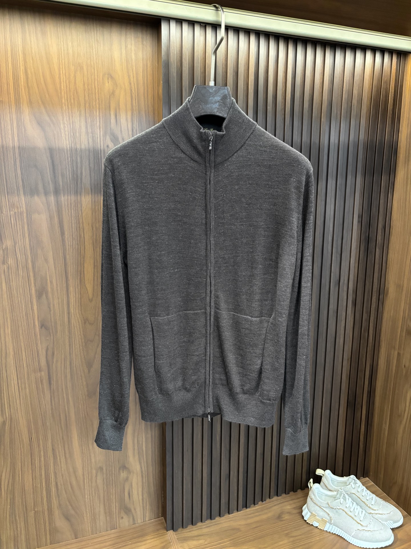 NO:524765,New# LP Home Wool Zipper Cardigan, the brand-new fabric of LP Home, perfectly blends fashion and comfort, bringing a touch of extraordinary style to your wardrobe. It not only retains the warmth and softness of traditional wool sweaters, but also incorporates casual fashion elements. The stand-up collar design not only adds a sense of ability and handsomeness, but also better protects the neck from the cold wind. Selecting high-quality wool fabrics, we ensure the comfort and warmth of this cardigan. While keeping warm, this wool cardigan also shows exquisite texture and three-dimensionality. Each needle and thread reflect the exquisite craftsmanship, ensuring the quality and durability of the cardigan. The zipper design is not only easy to put on and take off, but also adds a sense of fashion. Whether it is to unzip the zipper and enjoy a relaxed and comfortable wearing experience, or to pull up the zipper to keep warm, this cardigan can meet your needs.  Whether it’s a casual weekend or a relaxing office environment, this wool cardigan can be a versatile choice in your closet. It’s designed for daily leisure and light outdoor activities, allowing you to stay stylish and comfortable in any occasion!  Color black grey khaki code number M-4XL (48-58), loro piana, alexander wang19860909New# LP家 羊毛拉链款开衫,LP家全新推出的面料,时尚与舒适完美融合,为您的衣橱带来一丝不凡的风采.既保留了传统羊毛衫的温暖与柔软,又融入了休闲的时尚元素.立领的设计,不仅增添了一份干练与帅气,还能更好地保护颈部不受寒风侵袭. 精选高品质羊毛面料,我们确保了这款开衫的舒适度和保暖性.这款羊毛开衫在保持温暖的同时,也展现了精致的纹理和立体感.每一针每一线都体现了匠人的精湛工艺,确保了开衫的品质与耐穿性. 拉链款的设计不仅方便穿脱,更增添了一份时尚感.无论是拉开拉链享受轻松自在的穿着体验,还是拉上拉链保持温暖,这款开衫都能满足您的需求. 无论是休闲的周末时光,还是轻松的办公室环境,这款羊毛开衫都能成为您衣橱中的百搭之选.它的设计既适合日常休闲,也适合轻度户外活动,让您在任何场合都能保持时尚与舒适！ 颜色黑色 灰色 卡其 码数M-4XL (48-58),,loro piana,alexander wang,Men's clothing