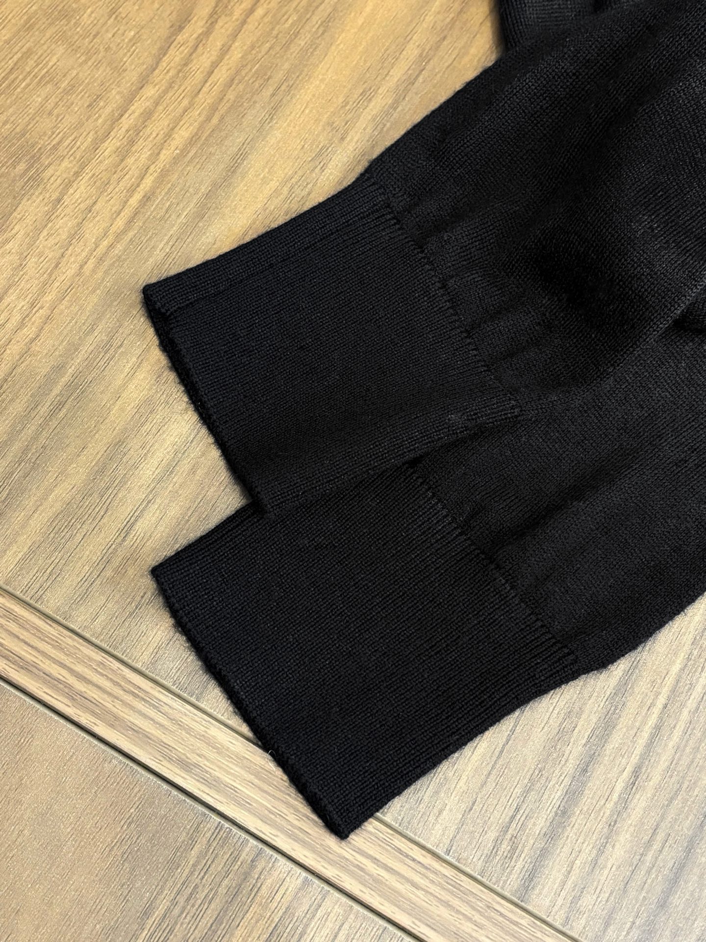 New#🟥BC 秋冬的温暖无优雅，经典的圆领男士羊毛衫。展现出休闲而优雅的风格。每一处细节都经过精心雕琢