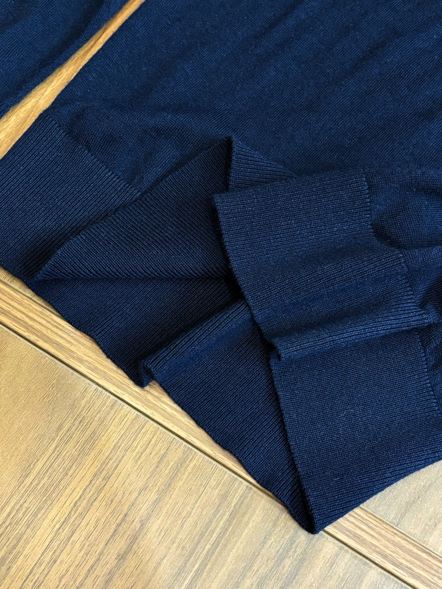 New#🟥BC 秋冬的温暖无优雅，经典的圆领男士羊毛衫。展现出休闲而优雅的风格。每一处细节都经过精心雕琢