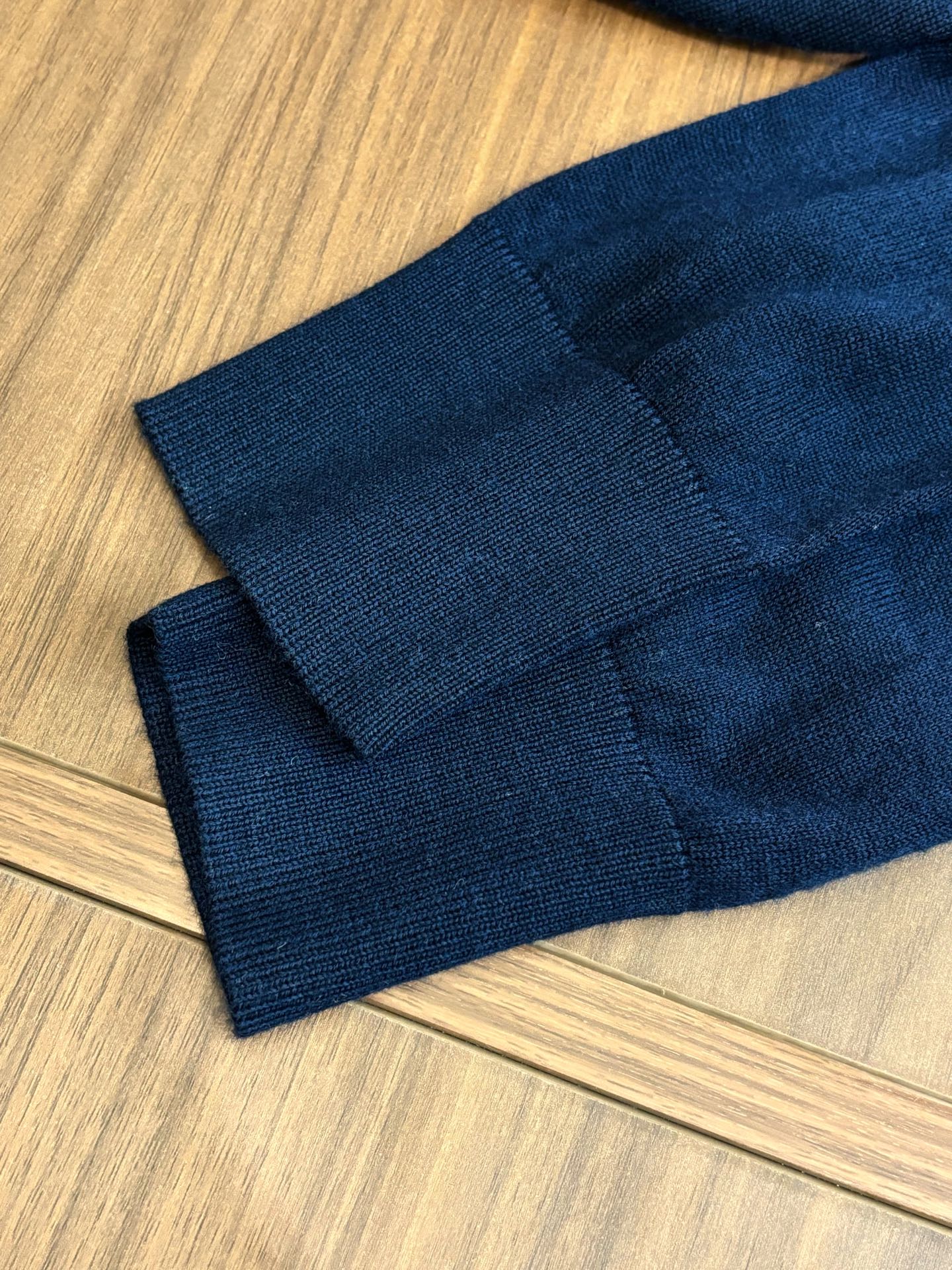 New#🟥BC 秋冬的温暖无优雅，经典的圆领男士羊毛衫。展现出休闲而优雅的风格。每一处细节都经过精心雕琢