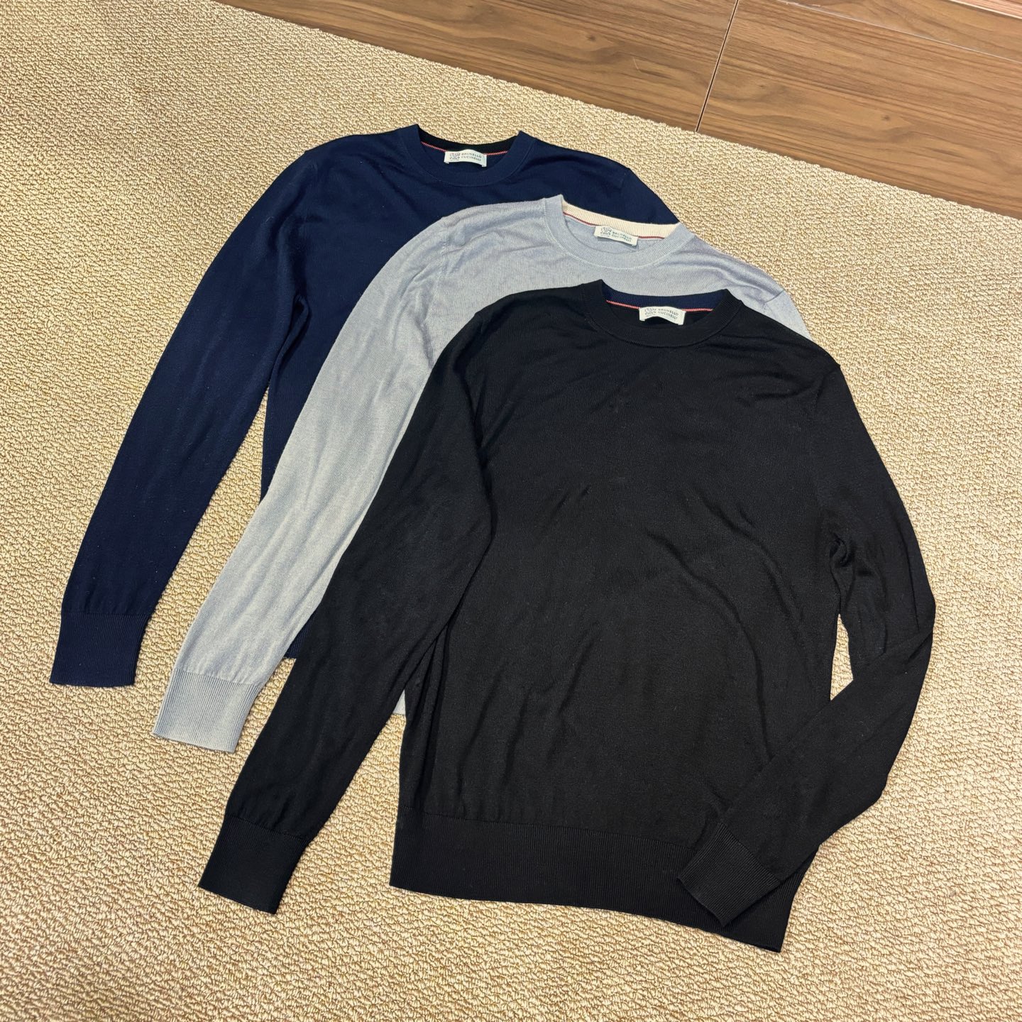 NO:538565,New# BC The warmth and elegance of autumn and winter, the classic round-neck men's wool sweater shows a casual and elegant style. Every detail is carefully crafted, with clear textures and smooth lines, reflecting the craftsman's exquisite skills and the ultimate pursuit of quality. The selected pure wool fabric is known as the 'Fibre Queen' and is famous for its soft, lightweight and excellent warmth performance. The touch is as delicate as silk, and it feels gentle and wrapped in clouds, giving you the ultimate comfort experience. The wool has excellent warmth performance, which can effectively resist the cold and keep you warm like spring in autumn and winter. The round-neck design is simple and elegant, fits the neckline, which is both warm and comfortable; it is not easy to deform, and is more durable to wear. The style of the clothes is tailored and can well modify the body shape and show your gentlemanly elegance!  Color black blue gray Number M-4XL (48-58), alexander wang19860909New# BC 秋冬的温暖无优雅,经典的圆领男士羊毛衫.展现出休闲而优雅的风格.每一处细节都经过精心雕琢,纹理清晰,线条流畅,体现了匠人的精湛技艺和对品质的极致追求. 精选采用纯羊毛面料,羊毛素有“纤维皇后”的美誉,以其柔软、轻盈和卓越的保暖性能而闻名.触感细腻如丝,轻触肌肤仿佛被云朵温柔包裹,给您带来极致的舒适体验.羊毛保暖性能极佳,能有效抵御寒冷,让您在秋冬季节保持温暖如春. 圆领设计简洁大方,贴合颈部线条,既保暖又舒适；不易变形,穿着更加耐穿.衣服的版型剪裁合身,能够很好地修饰身形,展现出您的优绅士优雅！ 颜色黑色 蓝色 灰色 码数M-4XL（48-58）,,alexander wang,Men's clothing