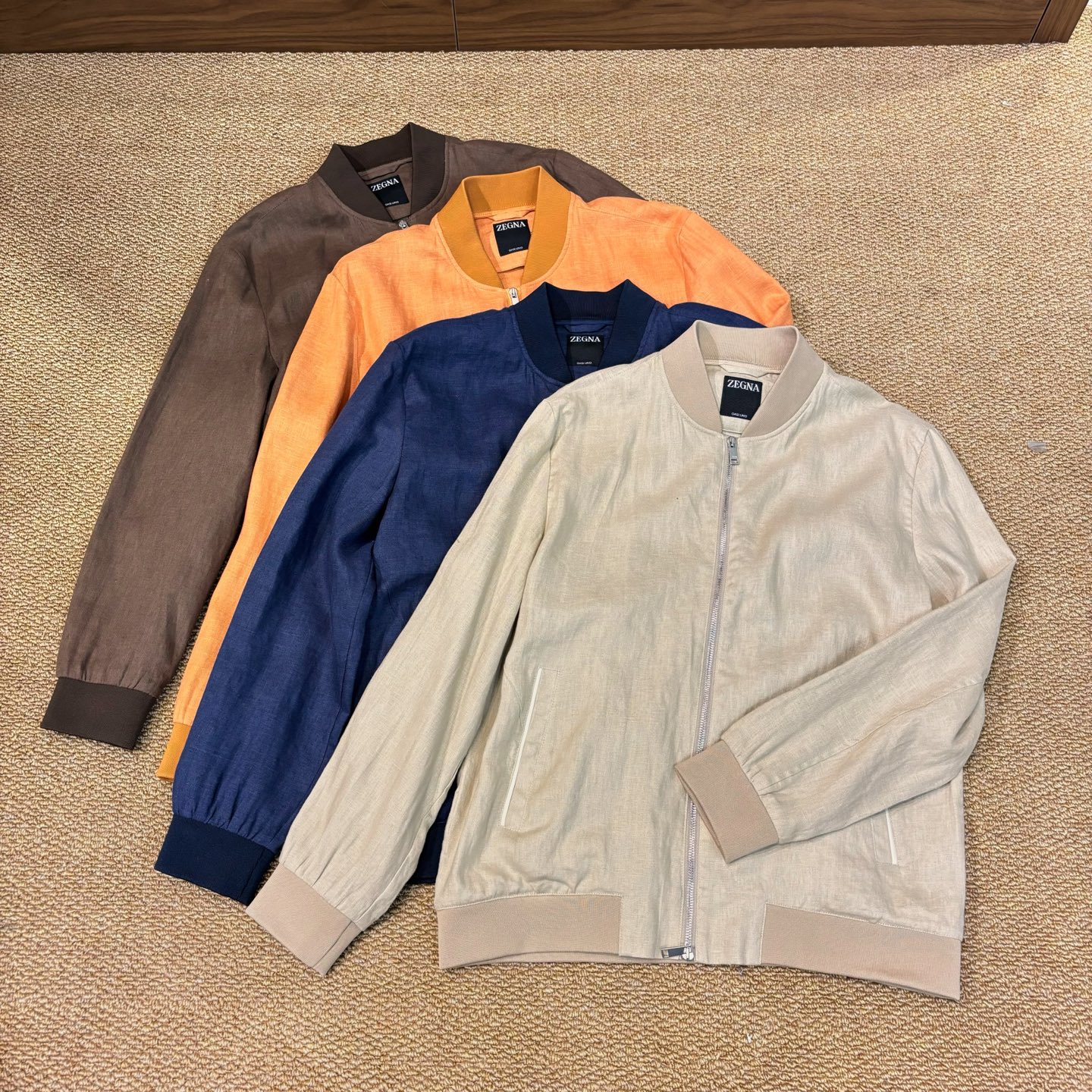 NO:538574,New# ZE Jiejia Modern Style Linen British Casual Style Jacket Men's Imported Eco-friendly Linen Fabric Stand-Link Jacket Jacket!  Trading company channels are rare, and a classic jacket with high-end and luxurious feel. The whole body design perfectly integrates Italian aesthetics, the color matching is versatile, close-fitting, smooth and thin, perfectly modifying the body, simple and neat. The stand-up collar design is simple but not lacking atmospheric, suitable for various styles of wear. Whether it is matched with casual jeans or capable business trousers, it can show a unique fashion taste and easily become the focus of the crowd. The texture is silky, close-fitting and skin-friendly!  Whether it is daily going out or business leisure, you can easily control it, demonstrating the elegant temperament of a man. It is in line with various daily outfits, and the space for mixing and matching is extremely high. It can control any occasion, business commuting, street leisure, etc. The upper body effect is capable and stylish, and the wardrobe is excellent for business leisure!  Fabric linen Color brown, blue, apricot, orange Number M-3XL (48-56), jeans, jackets & coats, jackets & coats, alexander wang19860909New# ZE杰家现代风格的亚麻英伦休闲风外套男士进口环保亚麻面料立领夹克外套！贸易公司渠道稀出,高端奢华感兼备的一款经典外套,通体的设计完美融合意式美学,配色万能百搭,贴身爽滑细完美修饰身形,简单利落. 立领设计,简约而不失大气,适配各种风格穿搭.无论是搭配休闲牛仔裤,还是干练的商务西裤,都能展现出独特的时尚品味,轻松成为人群焦点.质感丝滑,贴身亲肤透气！ 无论是日常出街还是商务休闲,都能轻松驾驭,彰显男士优雅气质.符合日常各种穿搭,混搭兼容空间极高,驾驭任何场合,商务通勤、出街休闲等,上身效果干练有型,衣橱商务休闲绝佳！ 面料亚麻 颜色咖色、蓝色、杏色、橘色 码数M-3XL（48-56）,,jeans,jackets & coats,jackets & coats,alexander wang,Men's clothing