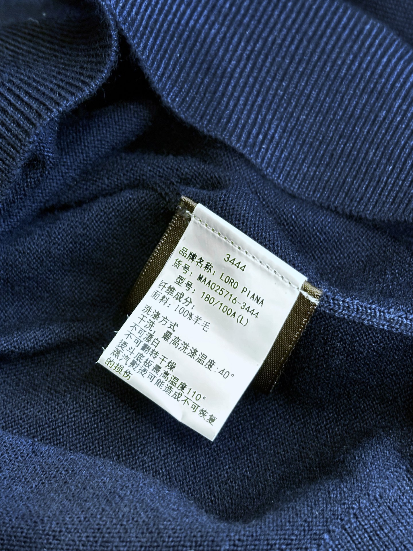 New#🟥LoroPian 诺悠-翩雅经典圆领羊毛衫，在男士高端针织服饰领域，这款羊毛衫更是品牌精湛工艺