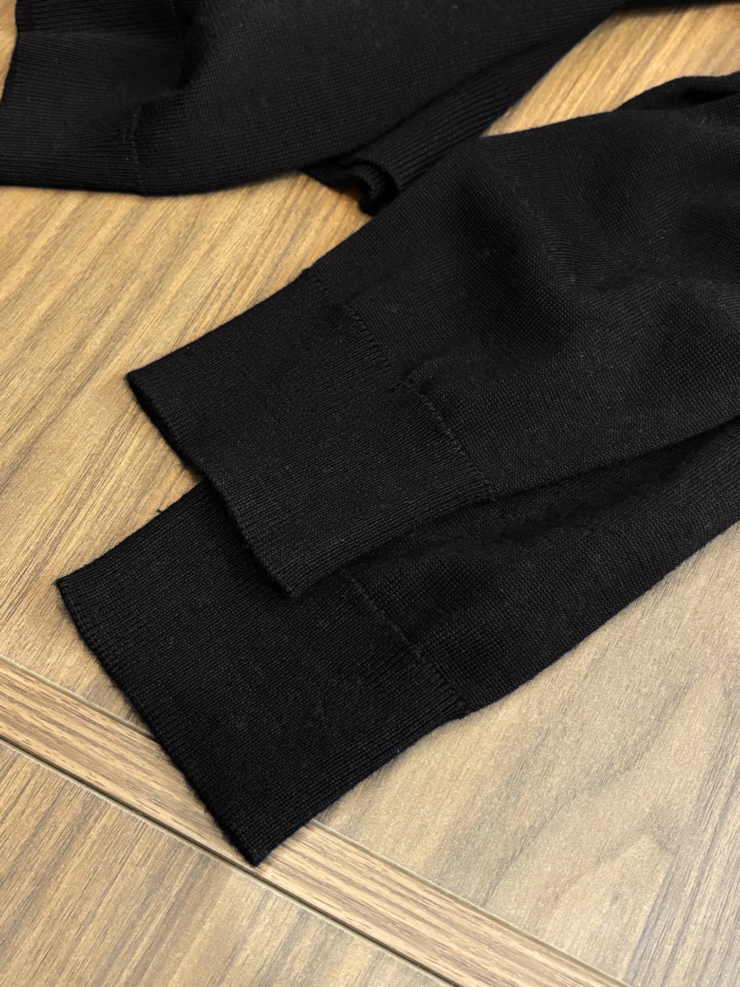 New#🟥LoroPian 诺悠-翩雅经典圆领羊毛衫，在男士高端针织服饰领域，这款羊毛衫更是品牌精湛工艺