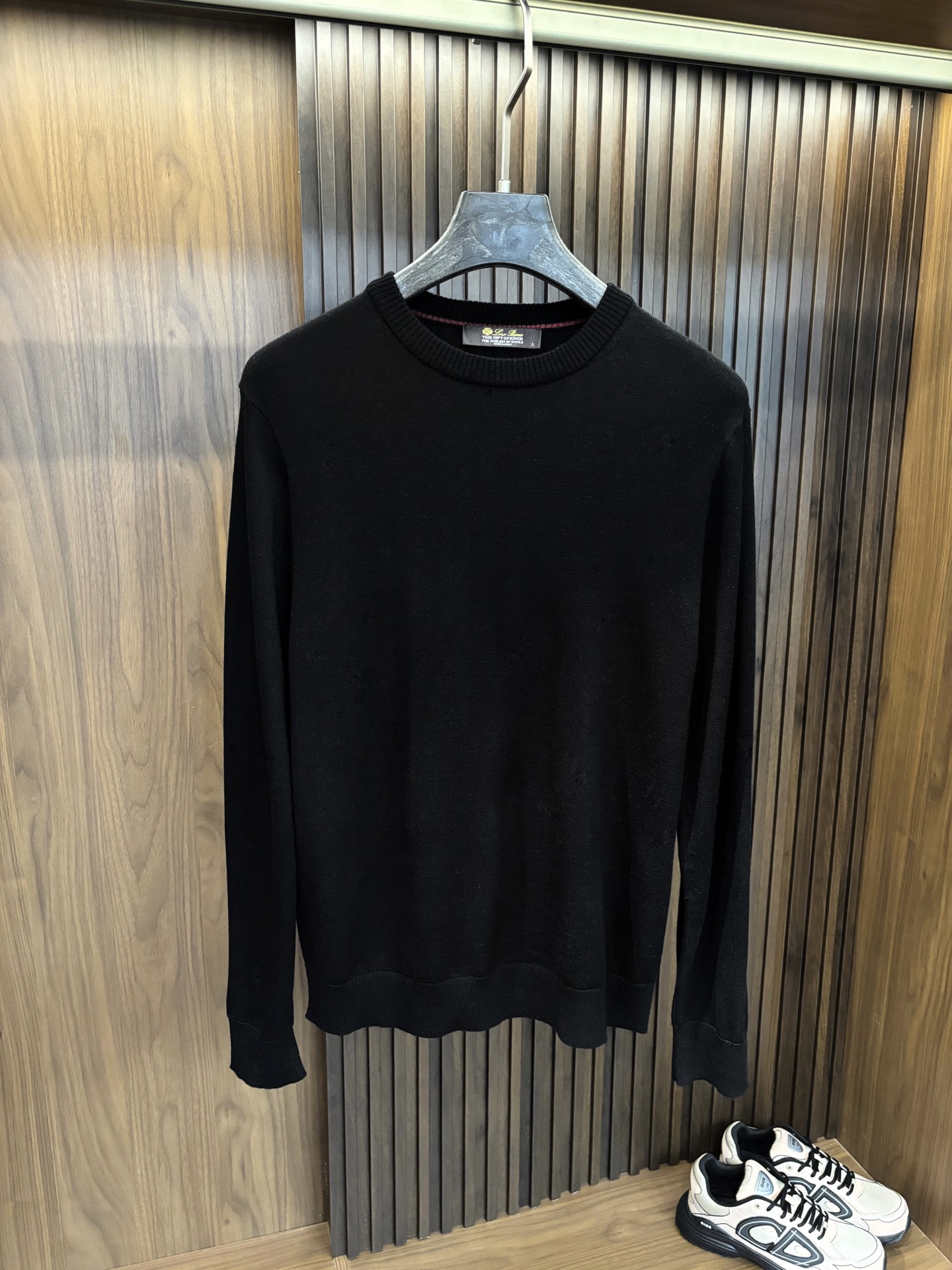 New#🟥LoroPian 诺悠-翩雅经典圆领羊毛衫，在男士高端针织服饰领域，这款羊毛衫更是品牌精湛工艺