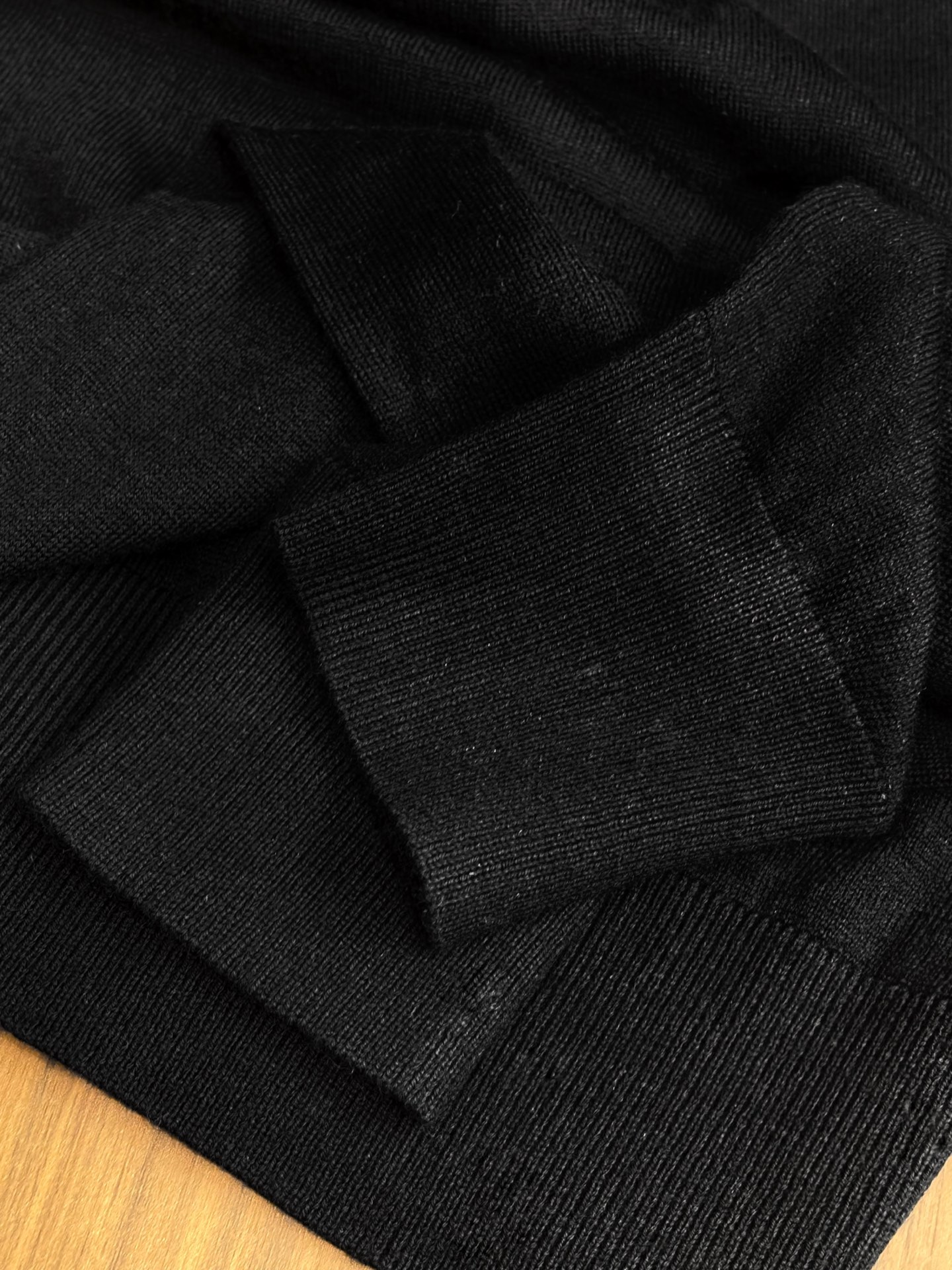 New#🟥kiton 翻领羊毛衫，用细腻纤维编织时光韵味，于一针一线间，诉说永恒优雅，在男士高端针织服饰