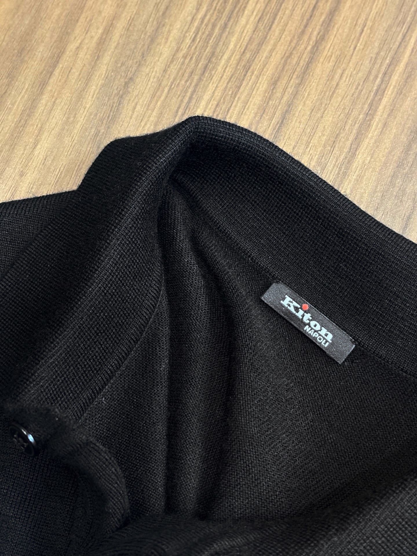 New#🟥kiton 翻领羊毛衫，用细腻纤维编织时光韵味，于一针一线间，诉说永恒优雅，在男士高端针织服饰