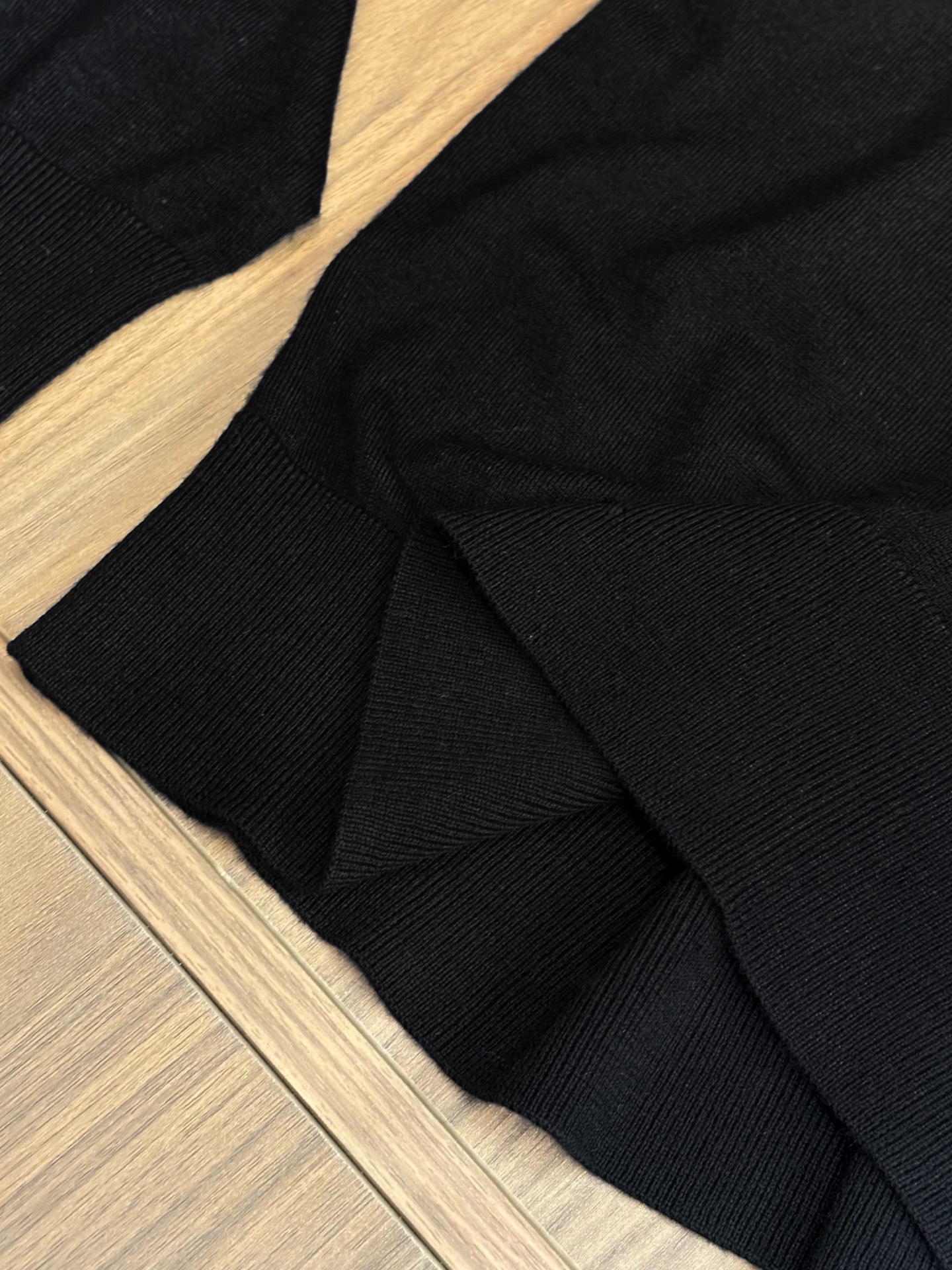 New#🟥kiton 翻领羊毛衫，用细腻纤维编织时光韵味，于一针一线间，诉说永恒优雅，在男士高端针织服饰