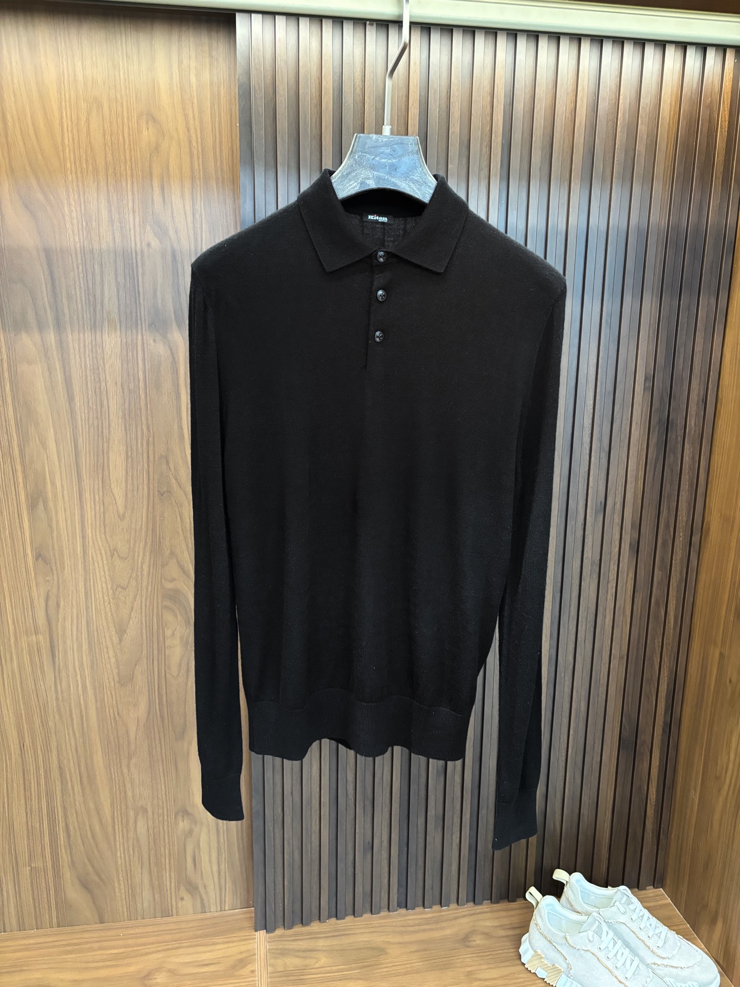 New#🟥kiton 翻领羊毛衫，用细腻纤维编织时光韵味，于一针一线间，诉说永恒优雅，在男士高端针织服饰