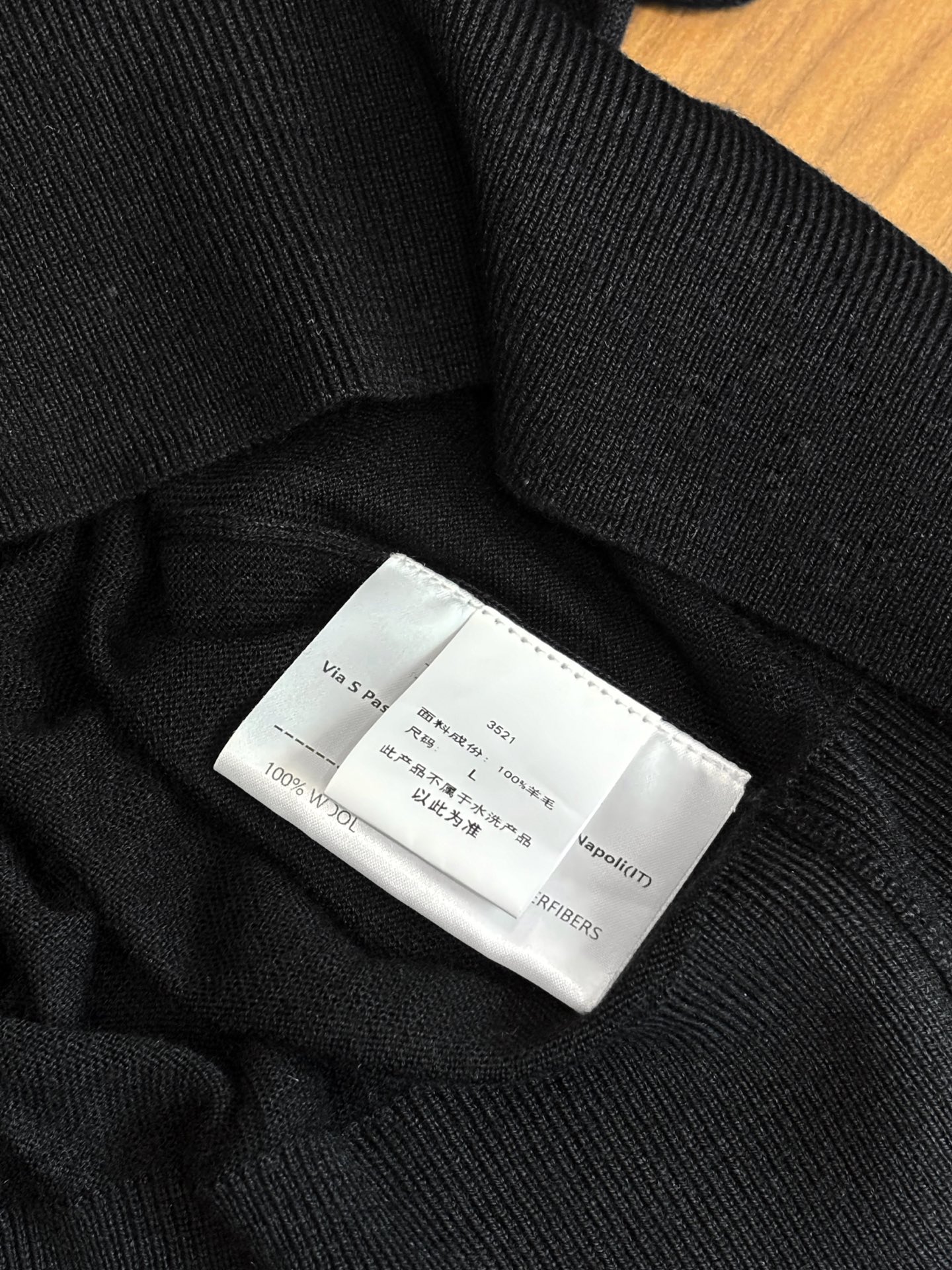 New#🟥kiton 翻领羊毛衫，用细腻纤维编织时光韵味，于一针一线间，诉说永恒优雅，在男士高端针织服饰