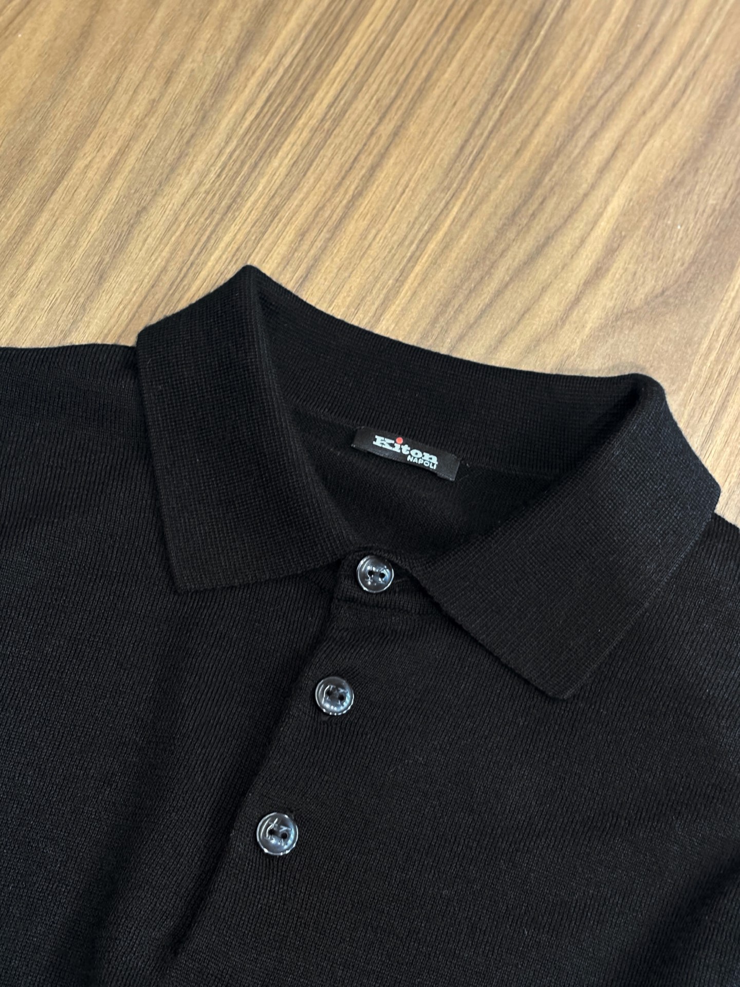 New#🟥kiton 翻领羊毛衫，用细腻纤维编织时光韵味，于一针一线间，诉说永恒优雅，在男士高端针织服饰