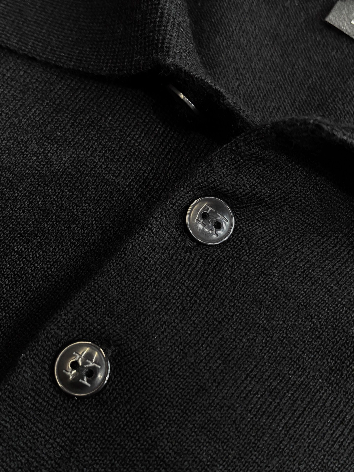 New#🟥kiton 翻领羊毛衫，用细腻纤维编织时光韵味，于一针一线间，诉说永恒优雅，在男士高端针织服饰