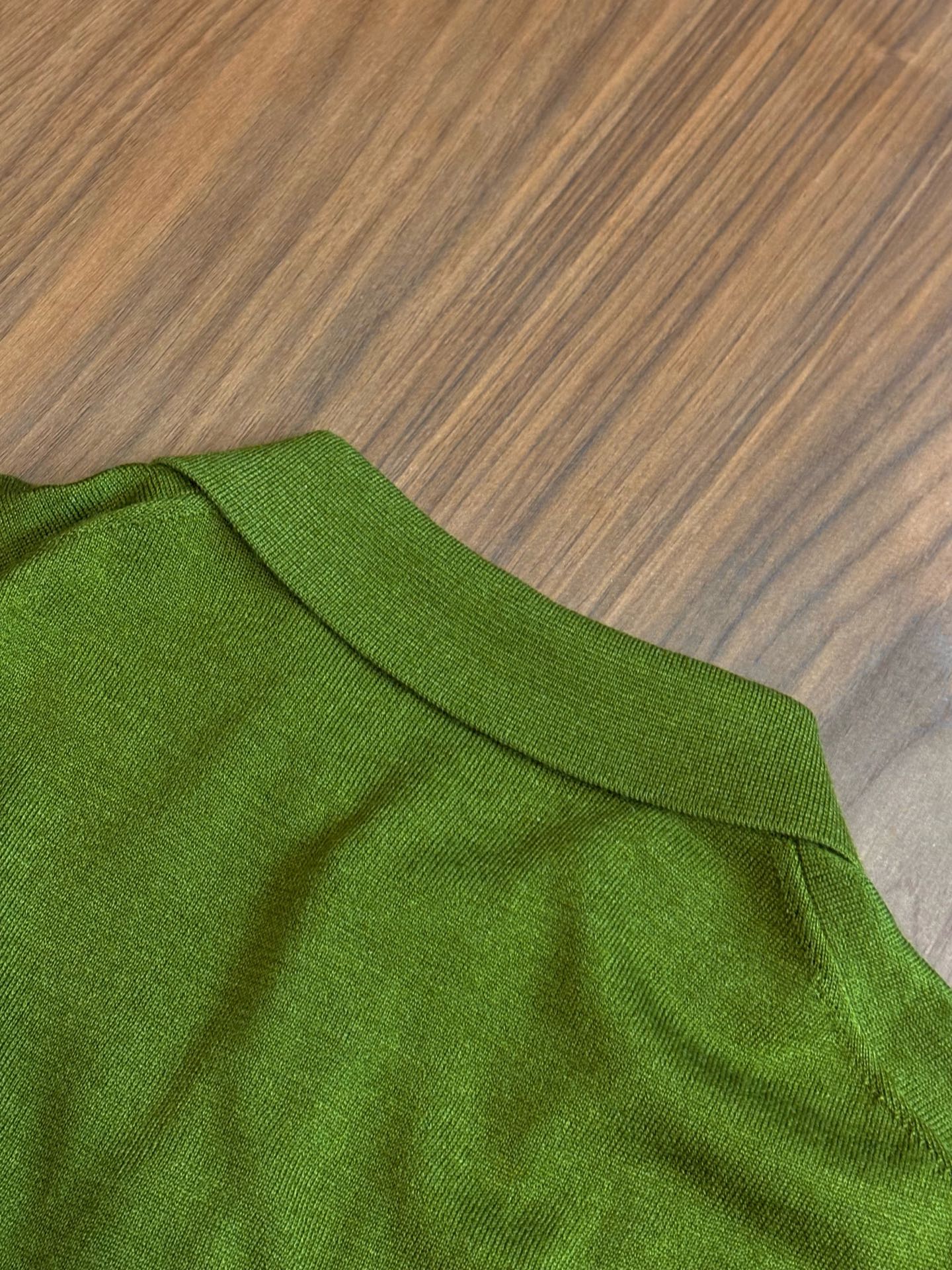 New#🟥kiton 翻领羊毛衫，用细腻纤维编织时光韵味，于一针一线间，诉说永恒优雅，在男士高端针织服饰