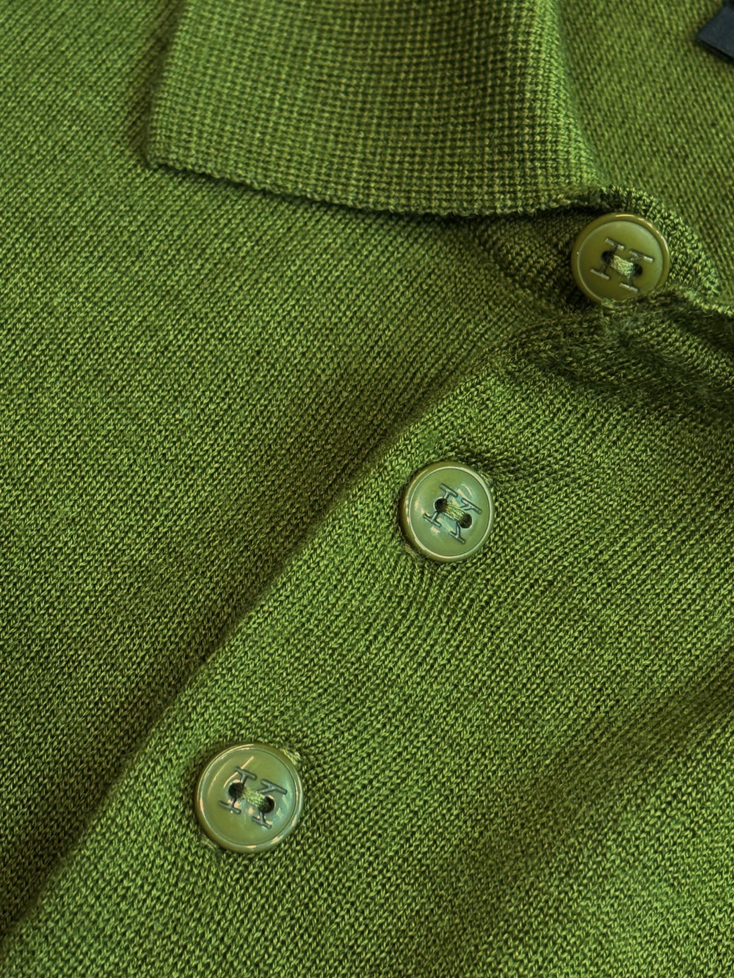 New#🟥kiton 翻领羊毛衫，用细腻纤维编织时光韵味，于一针一线间，诉说永恒优雅，在男士高端针织服饰