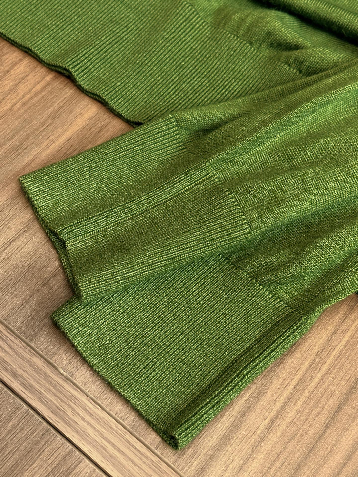 New#🟥kiton 翻领羊毛衫，用细腻纤维编织时光韵味，于一针一线间，诉说永恒优雅，在男士高端针织服饰