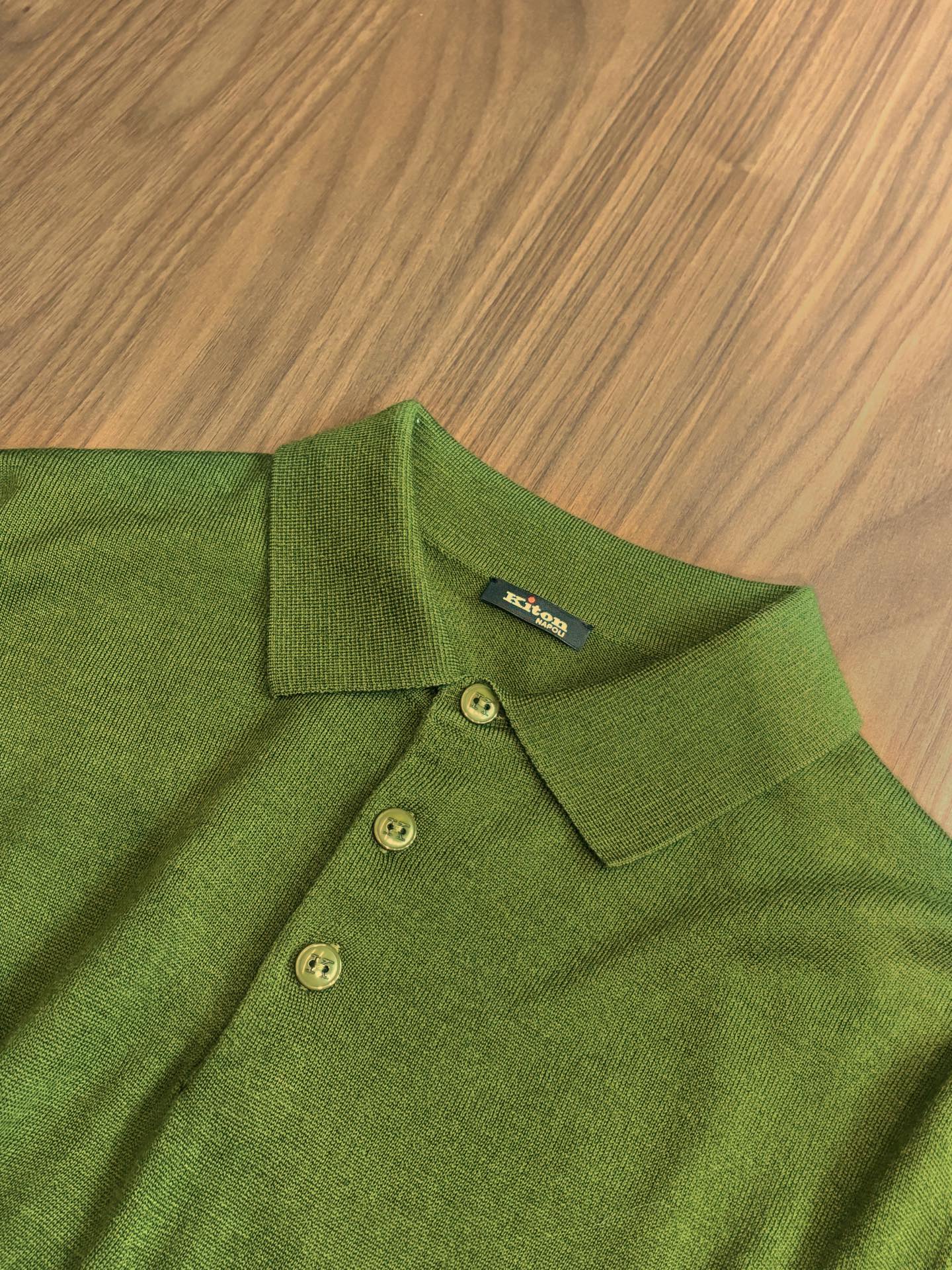 New#🟥kiton 翻领羊毛衫，用细腻纤维编织时光韵味，于一针一线间，诉说永恒优雅，在男士高端针织服饰